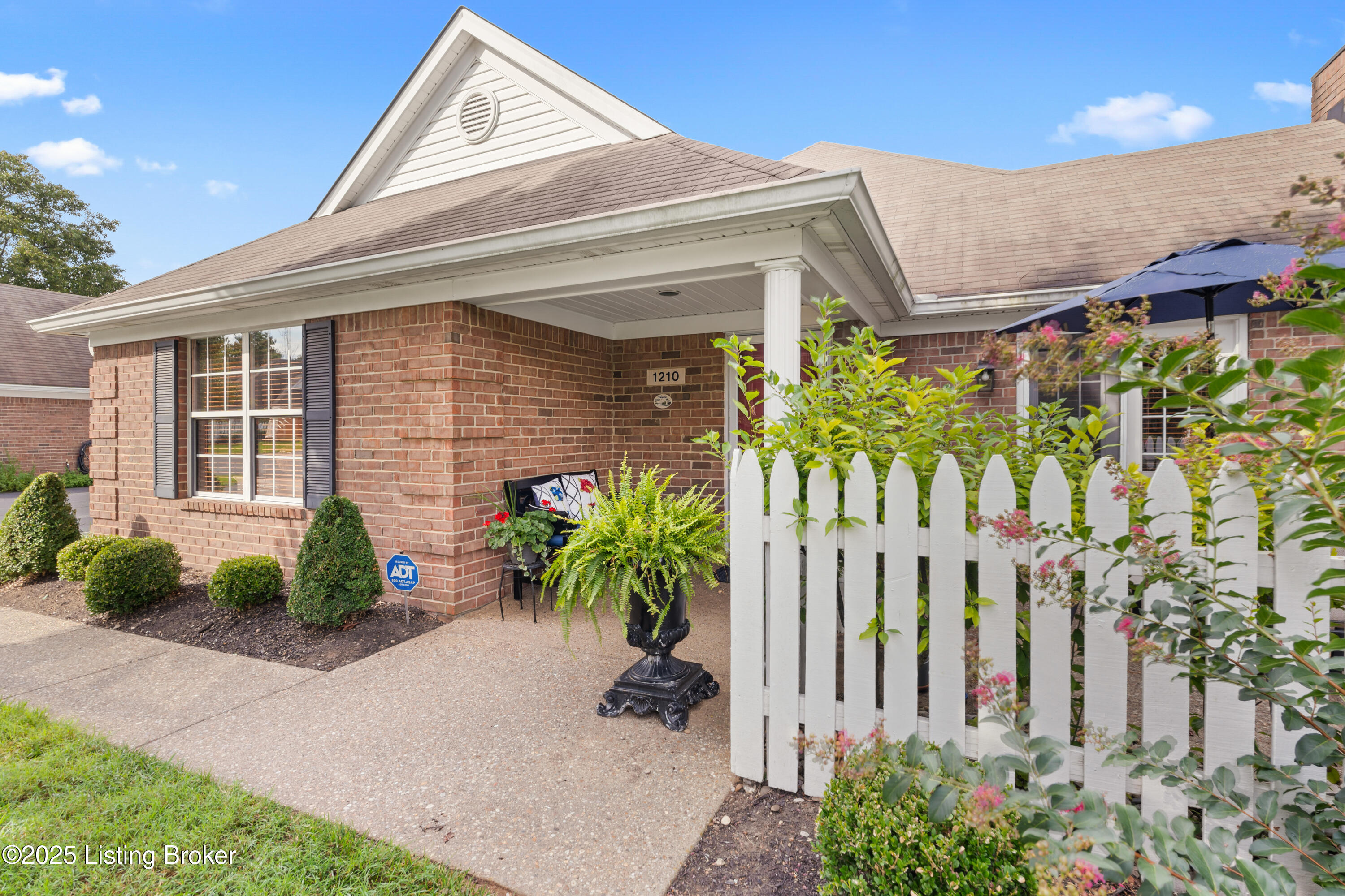 1210 Fox Pointe Dr