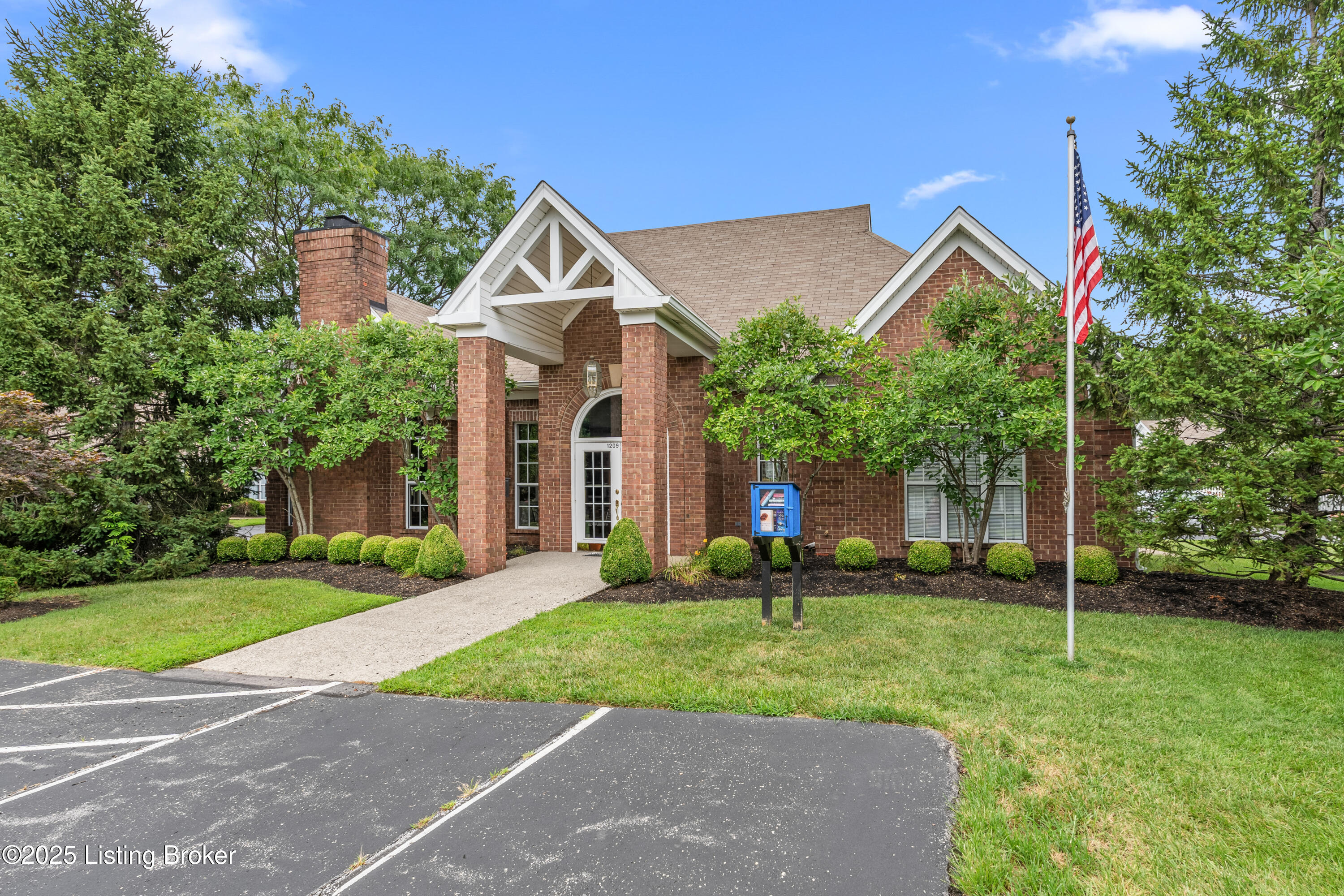 1210 Fox Pointe Dr