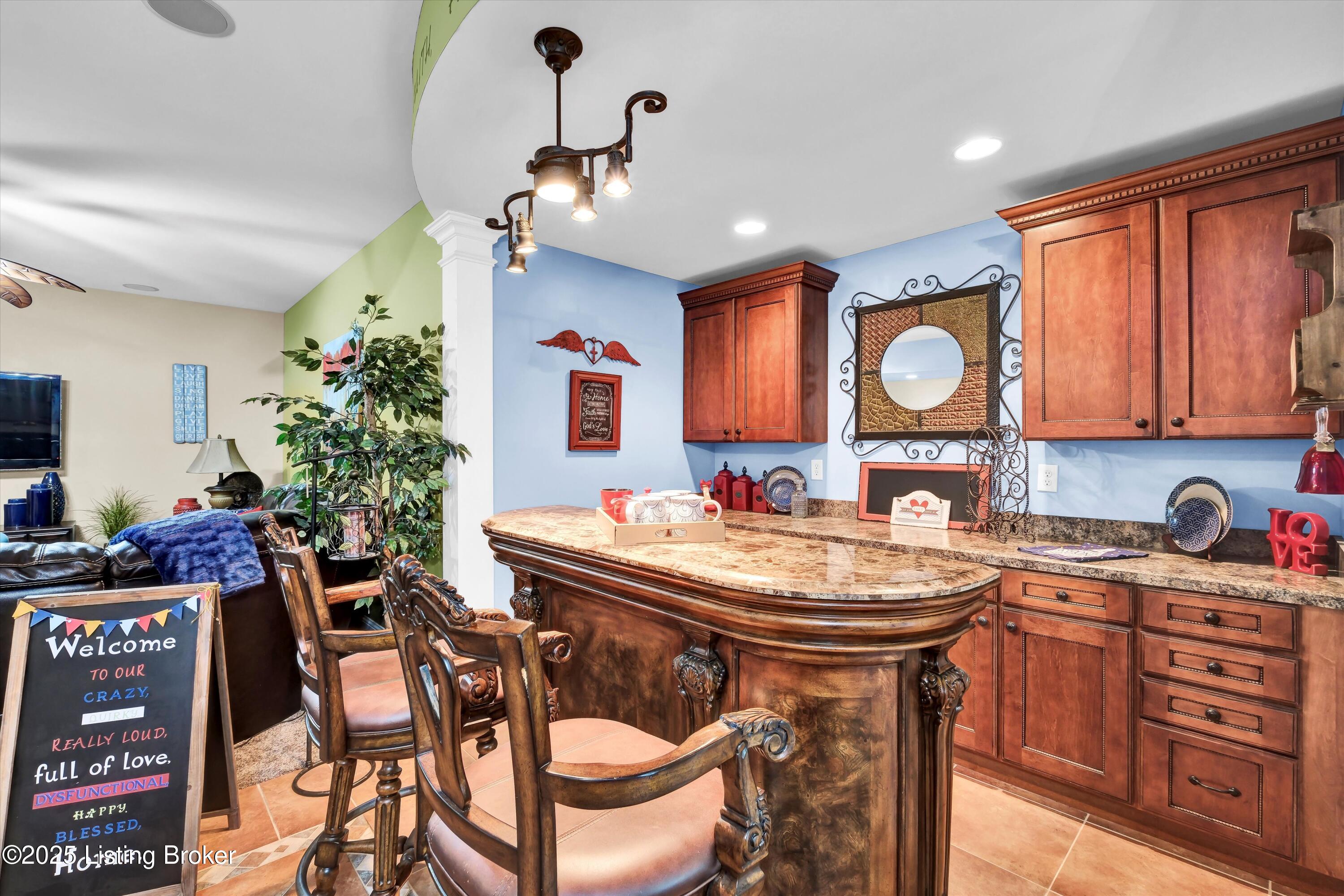 9007 Hi View Ln