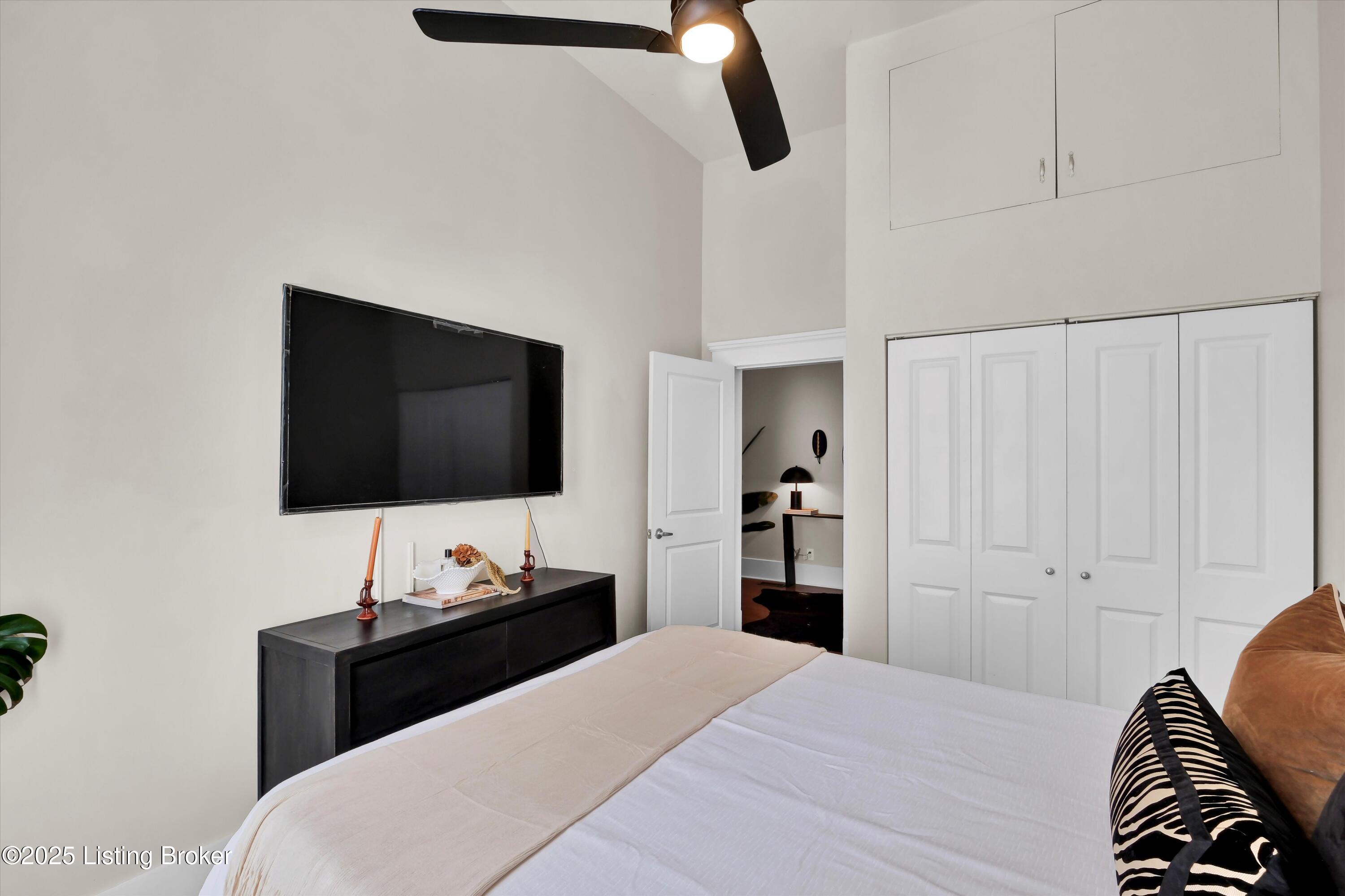 130 E Oak St 1