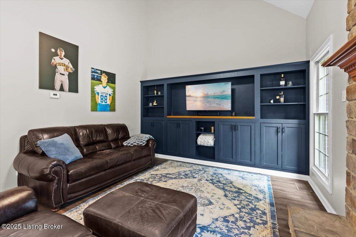 4013 Old Farm Dr