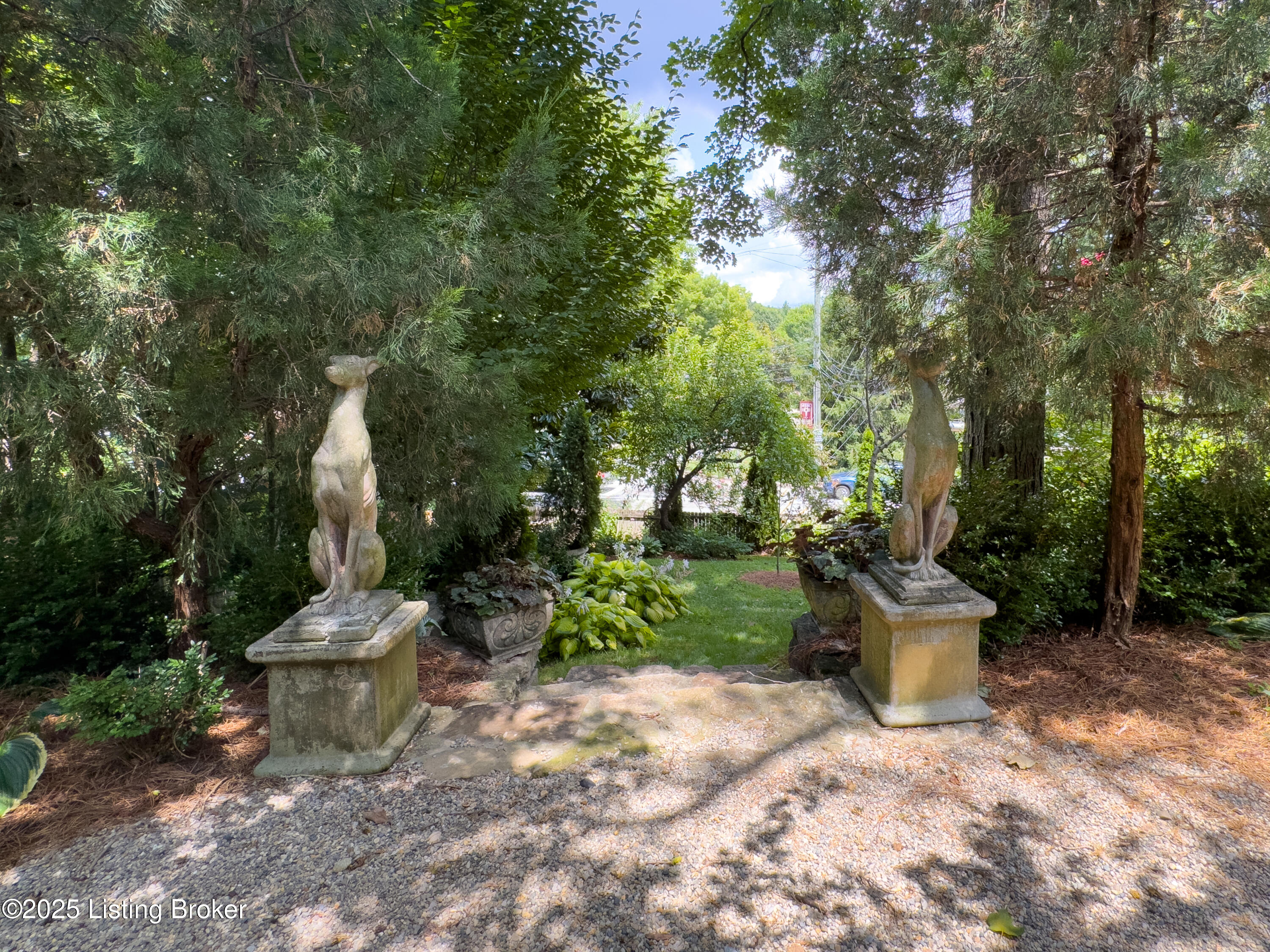 1521 Thackeray Dr