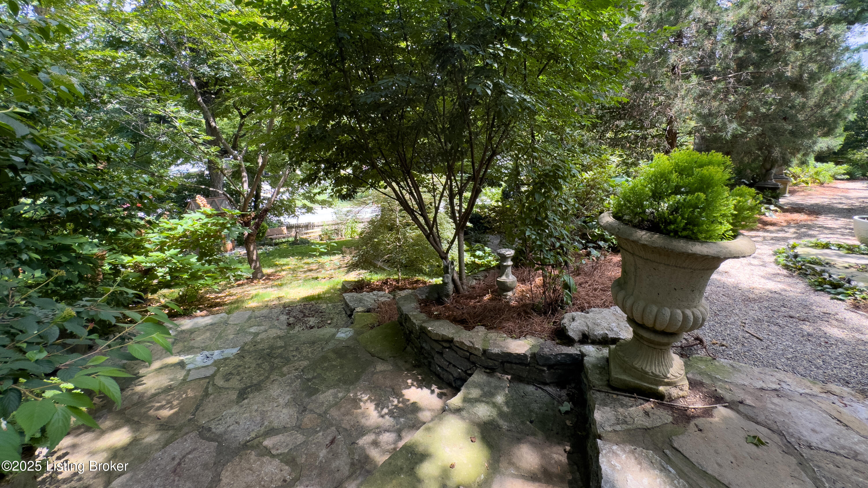 1521 Thackeray Dr