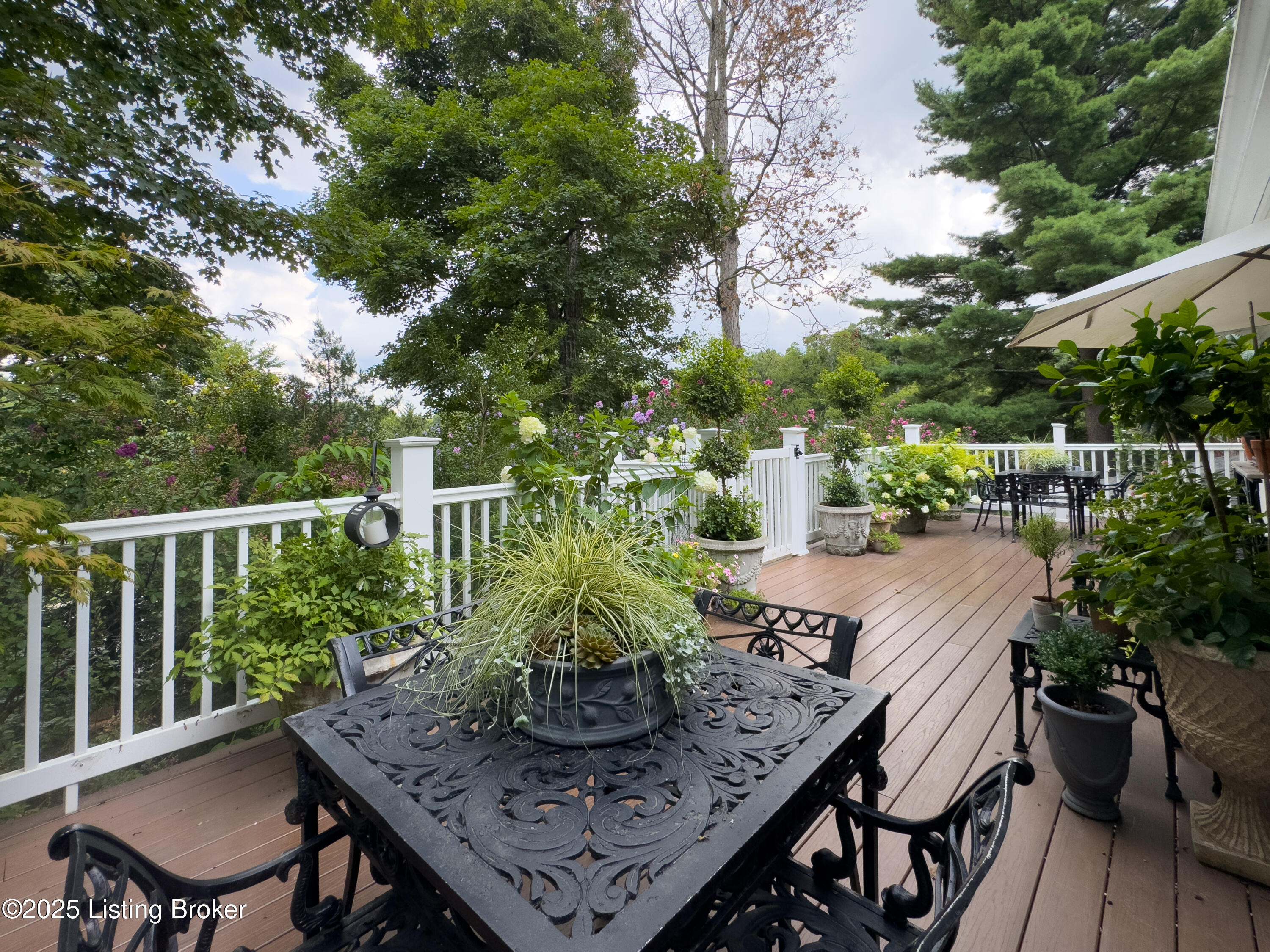 1521 Thackeray Dr