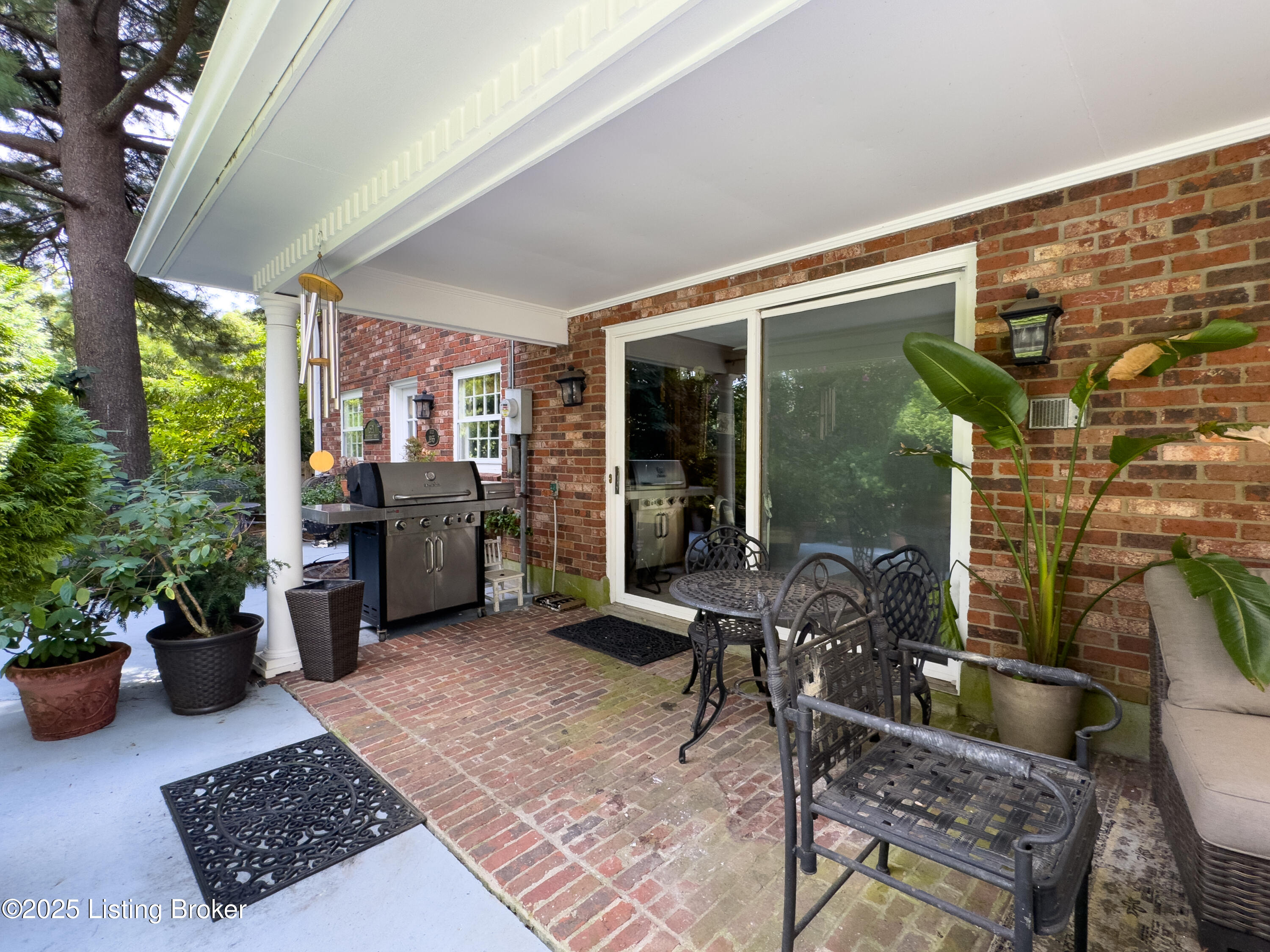 1521 Thackeray Dr