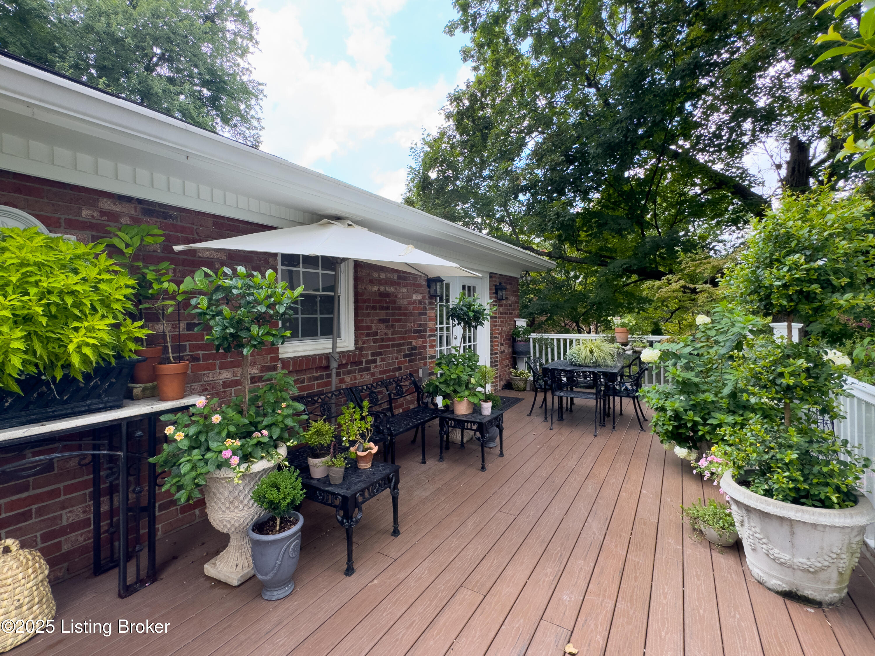 1521 Thackeray Dr