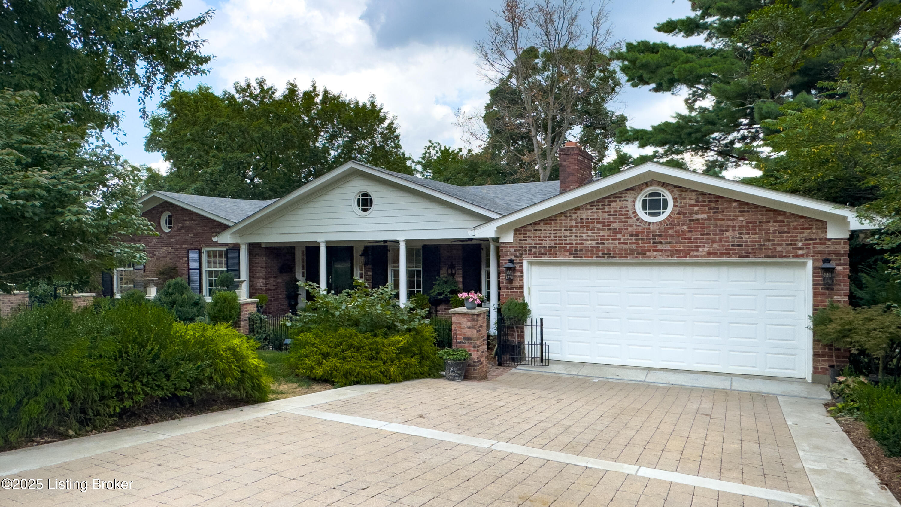 1521 Thackeray Dr