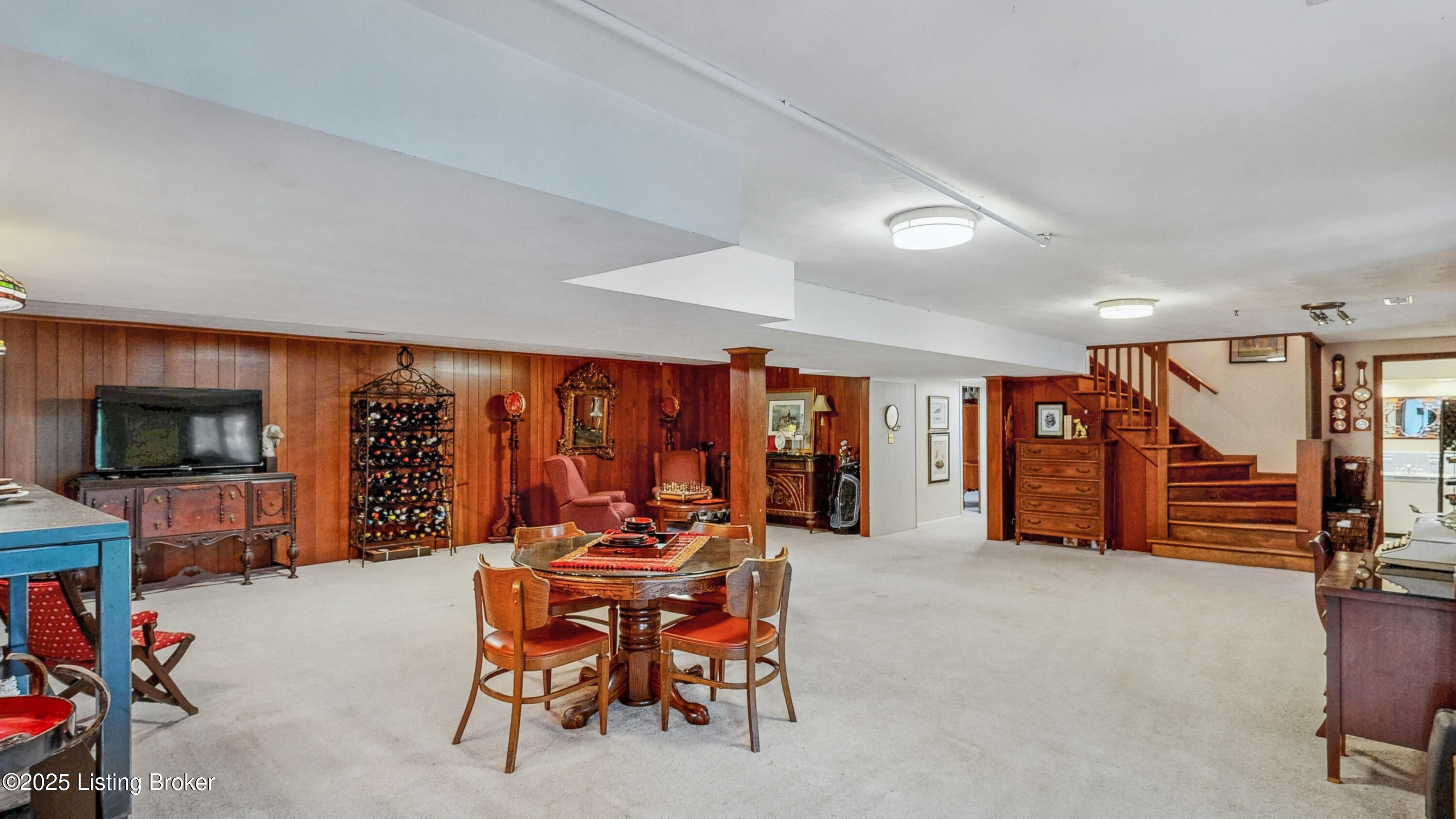 1521 Thackeray Dr