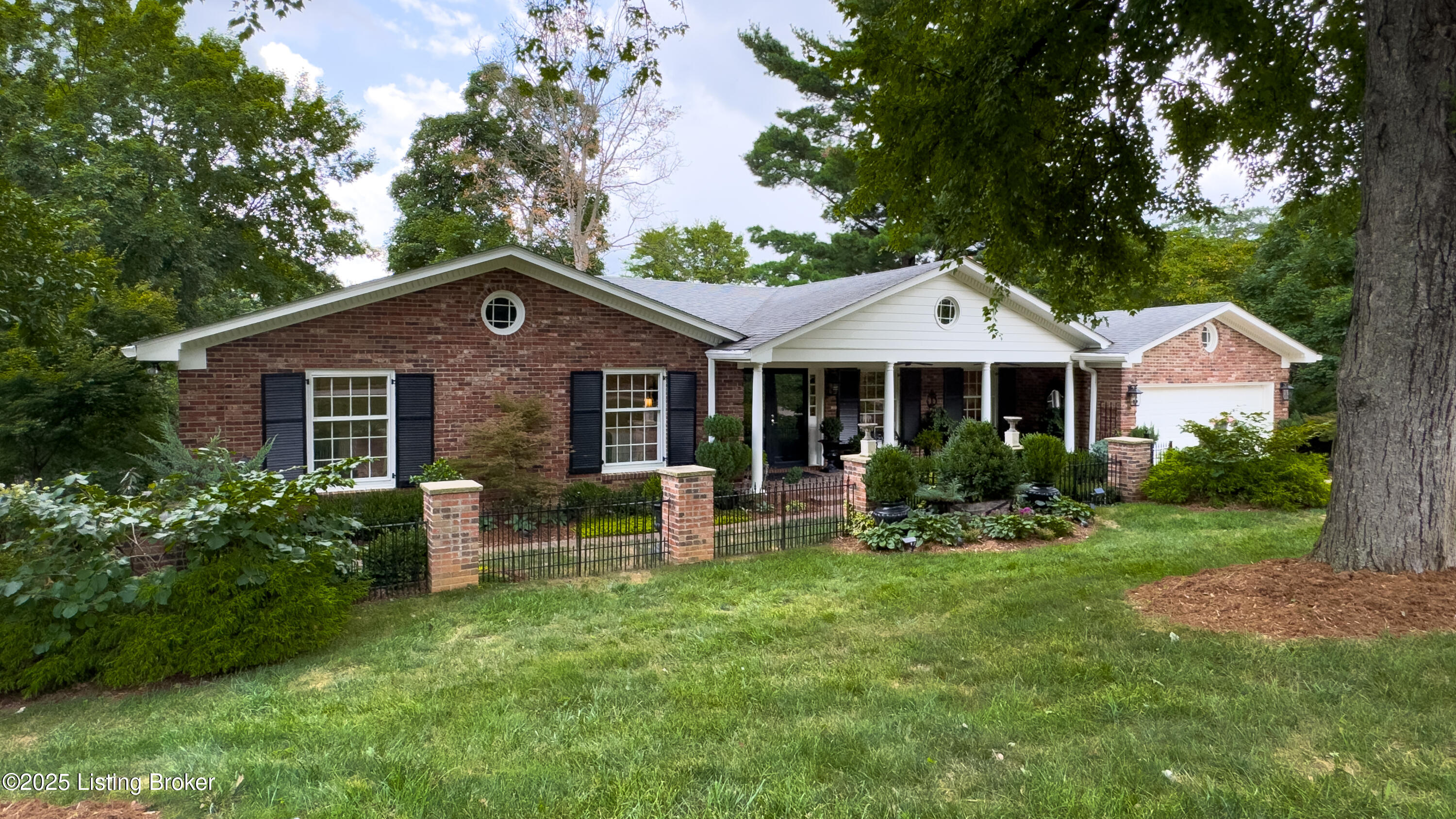 1521 Thackeray Dr