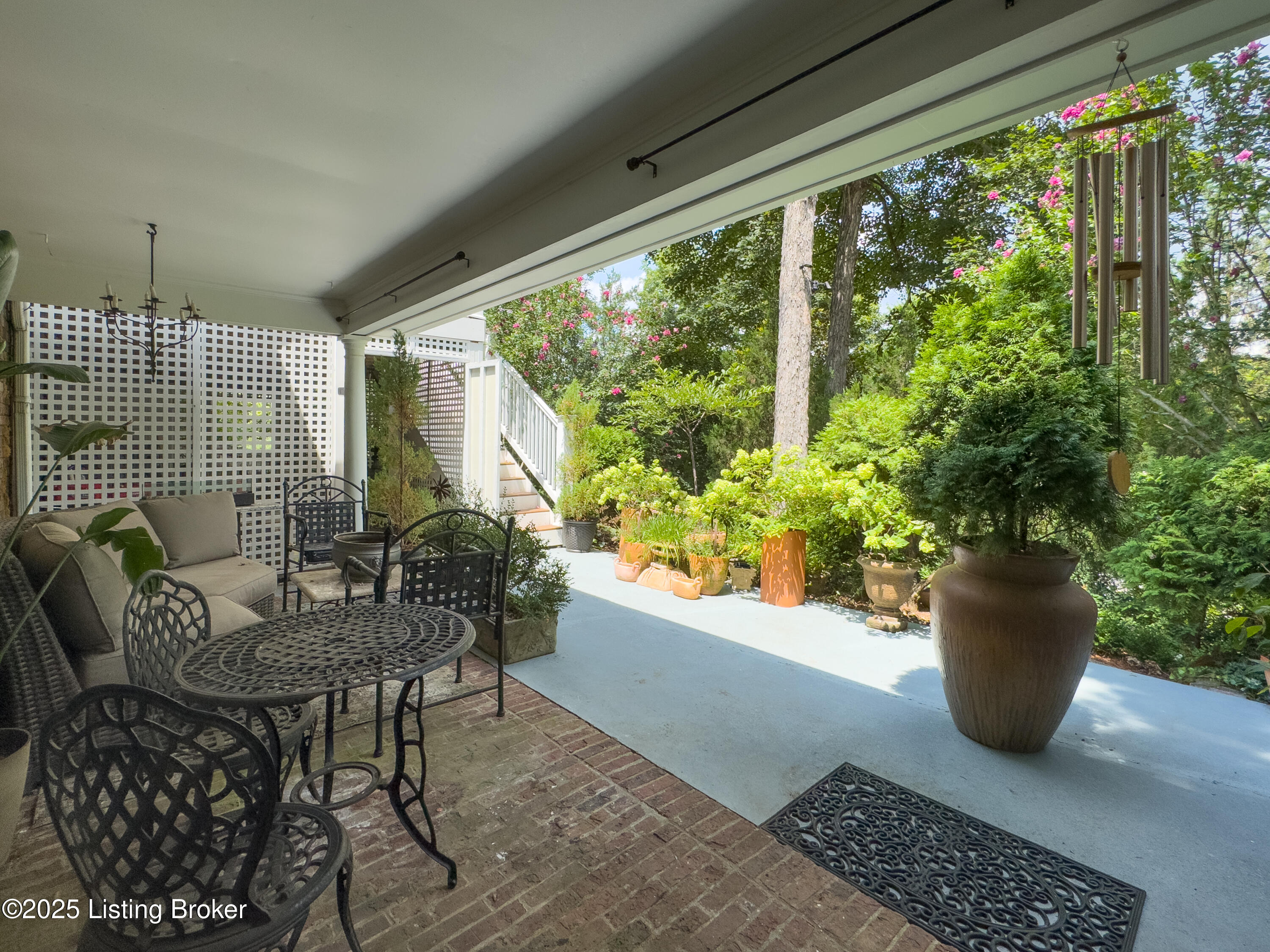 1521 Thackeray Dr