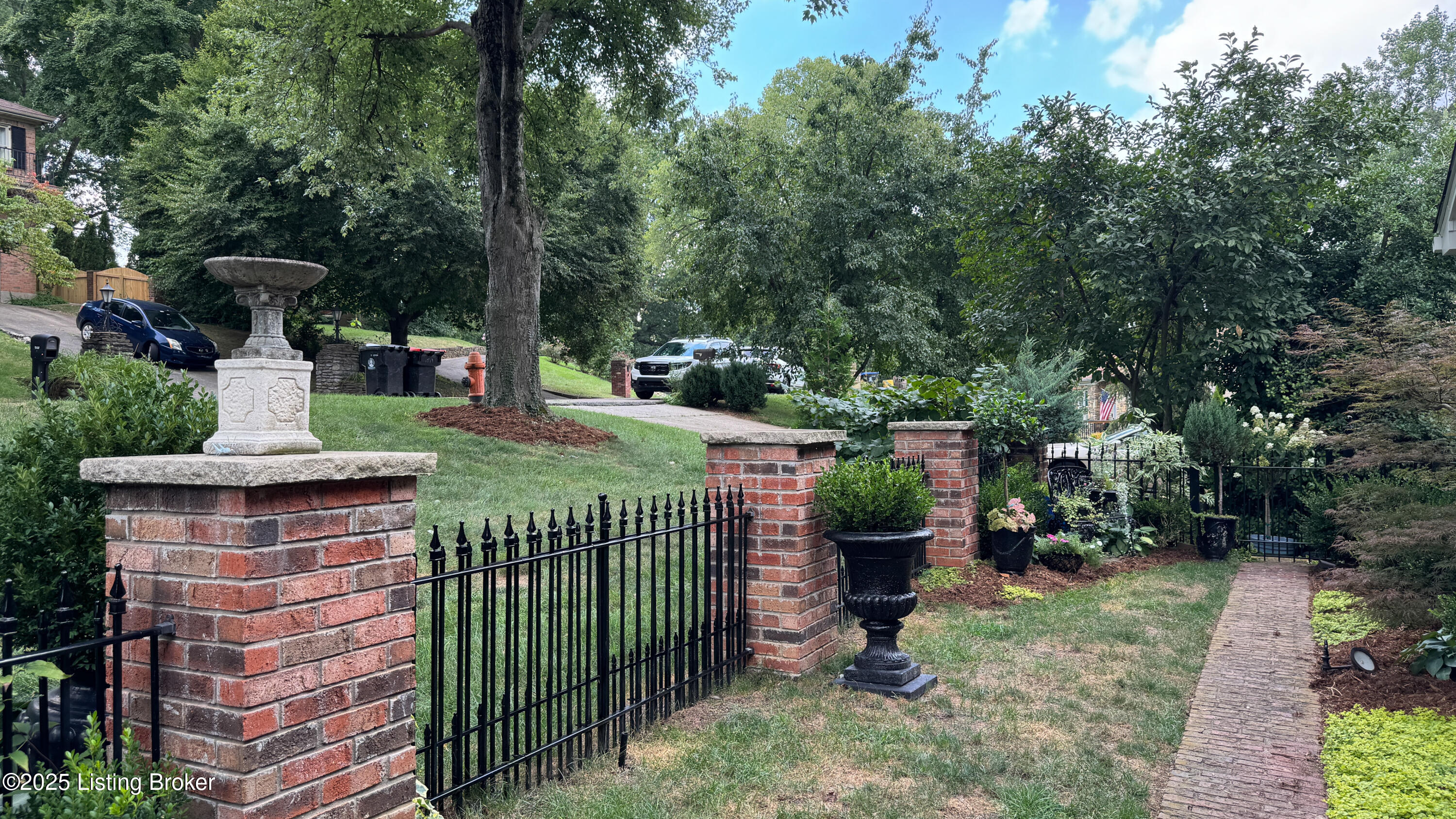 1521 Thackeray Dr