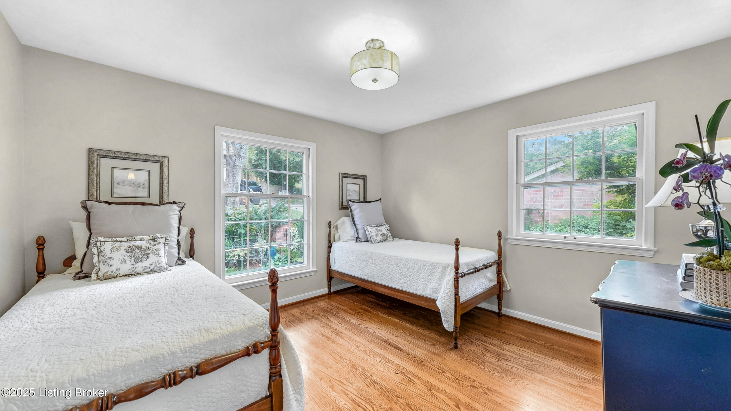 1521 Thackeray Dr