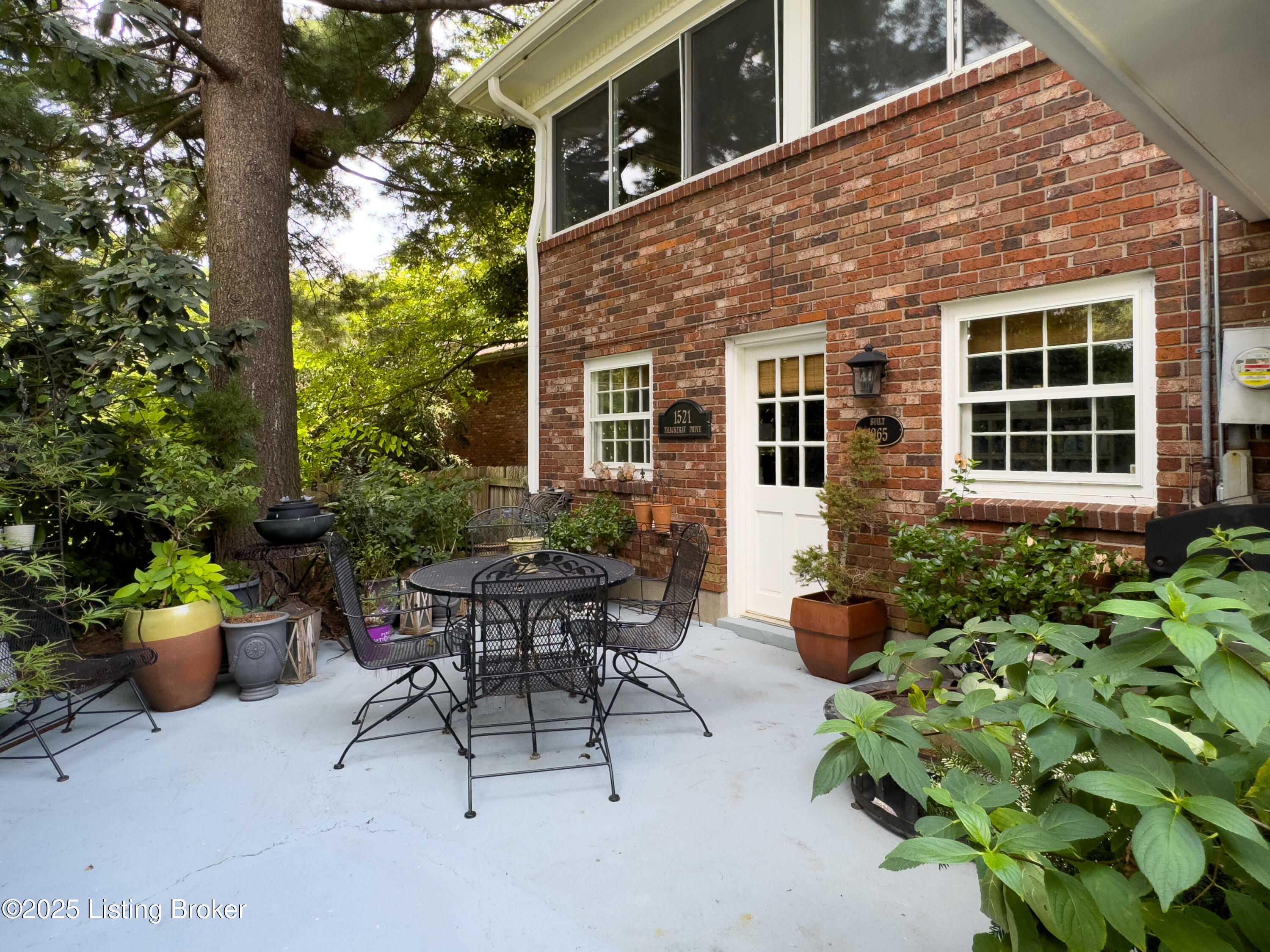 1521 Thackeray Dr