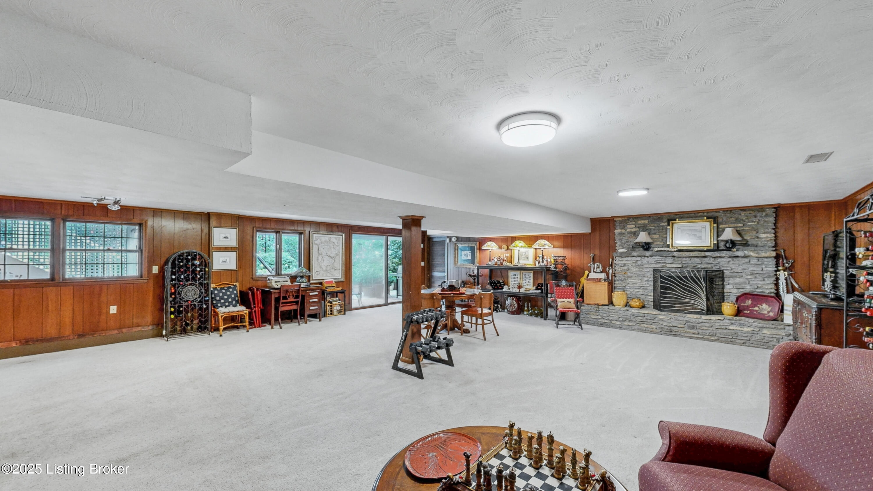 1521 Thackeray Dr