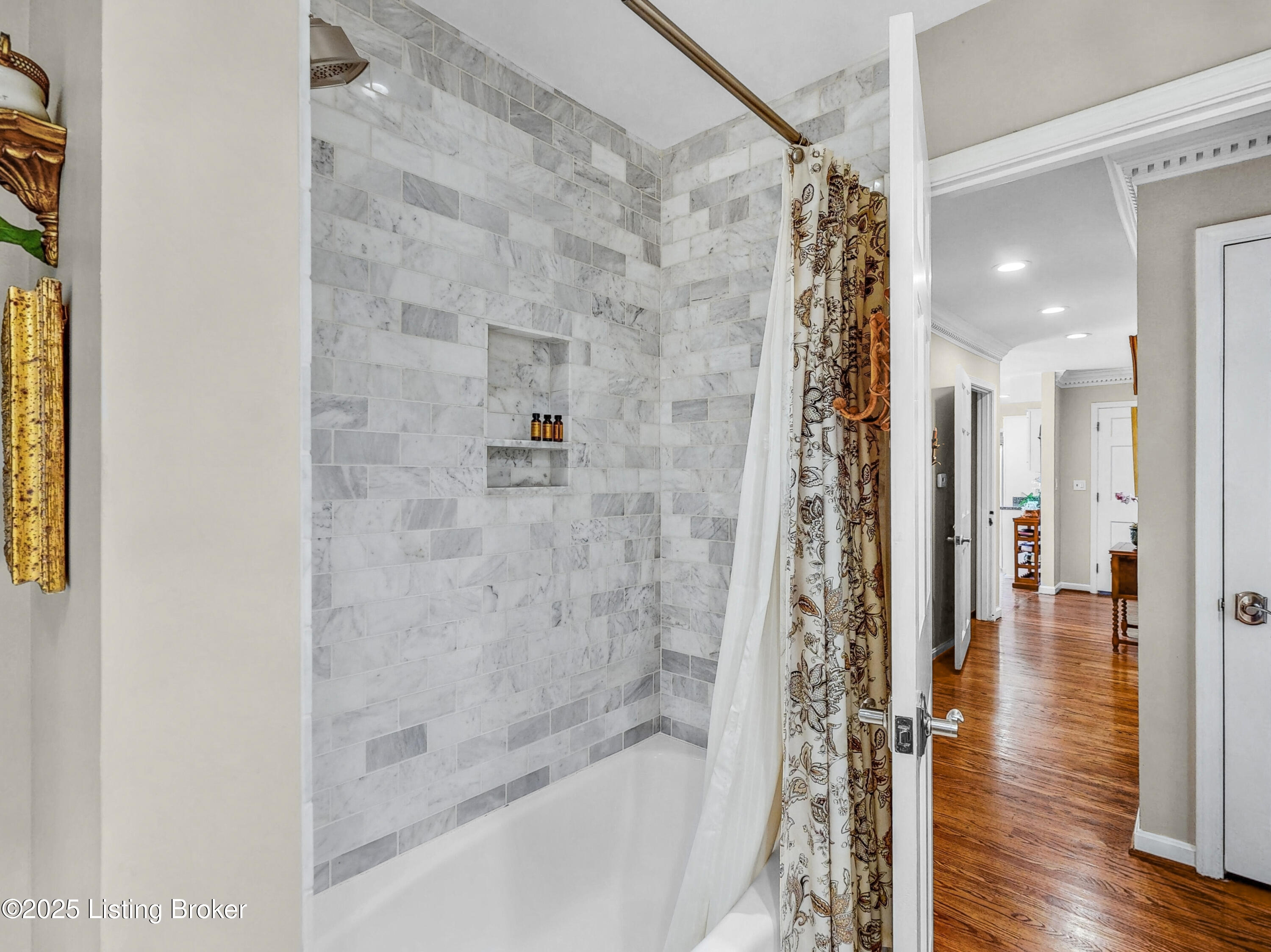 1521 Thackeray Dr