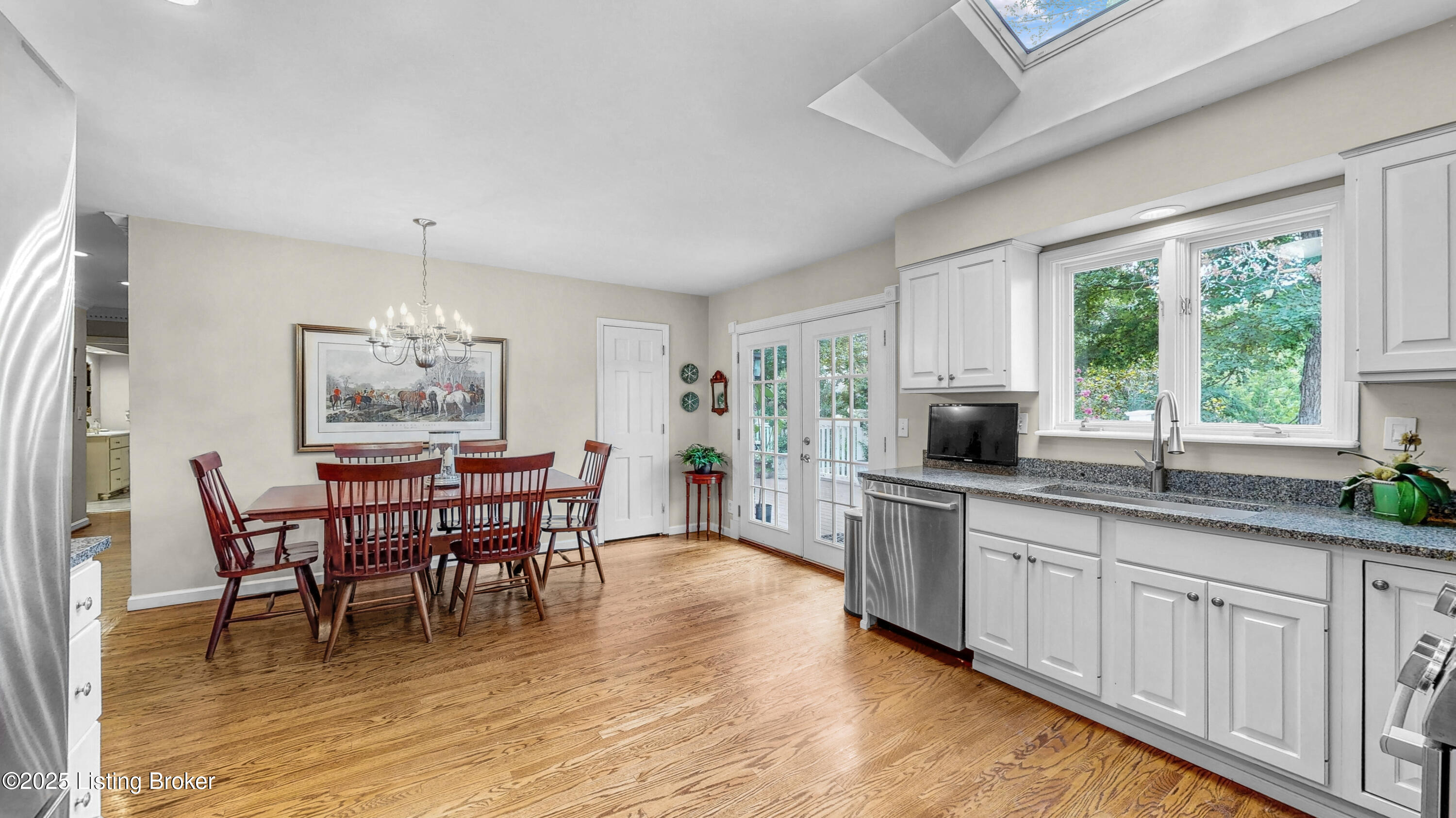 1521 Thackeray Dr