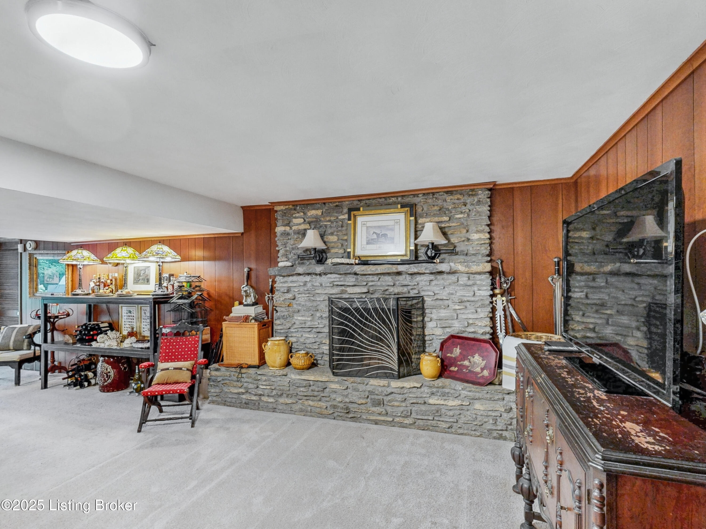 1521 Thackeray Dr