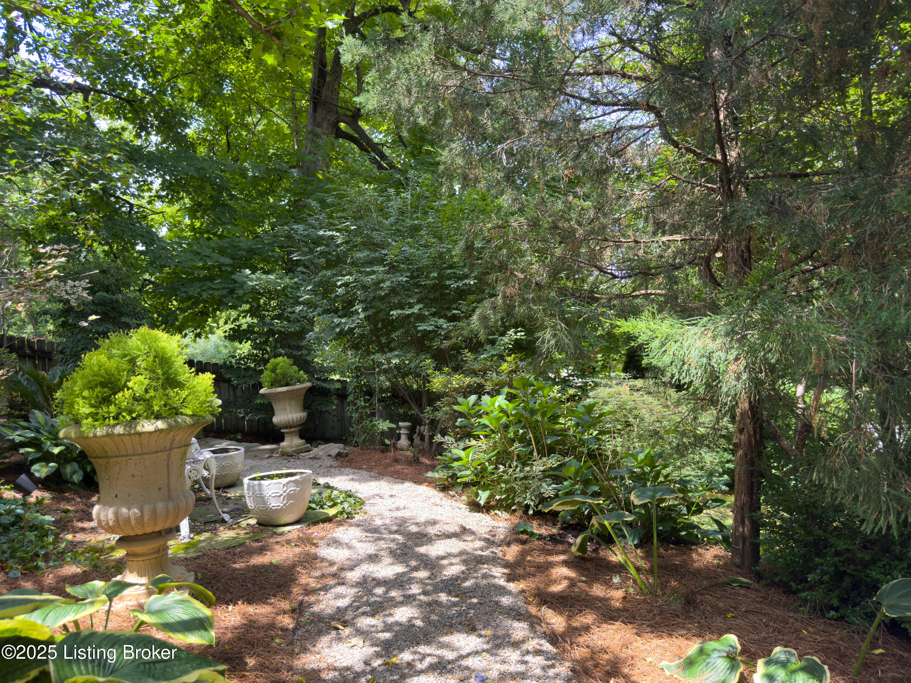 1521 Thackeray Dr