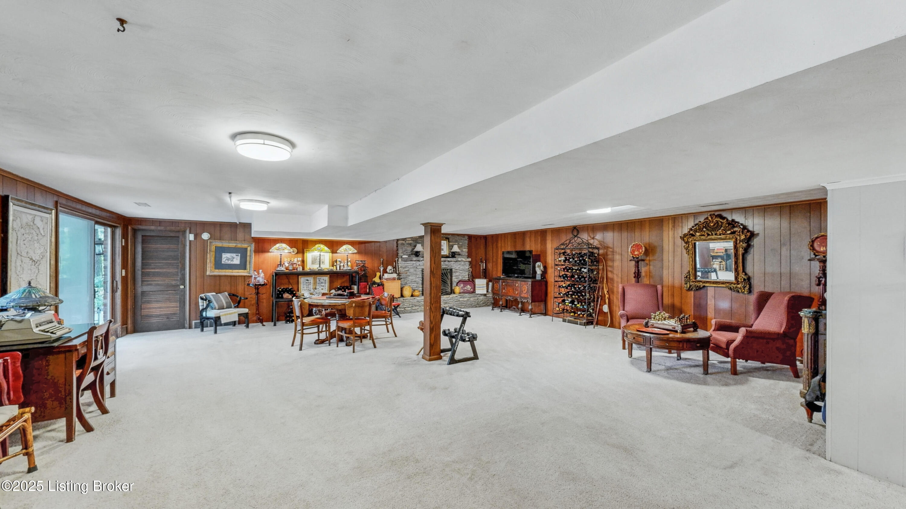 1521 Thackeray Dr