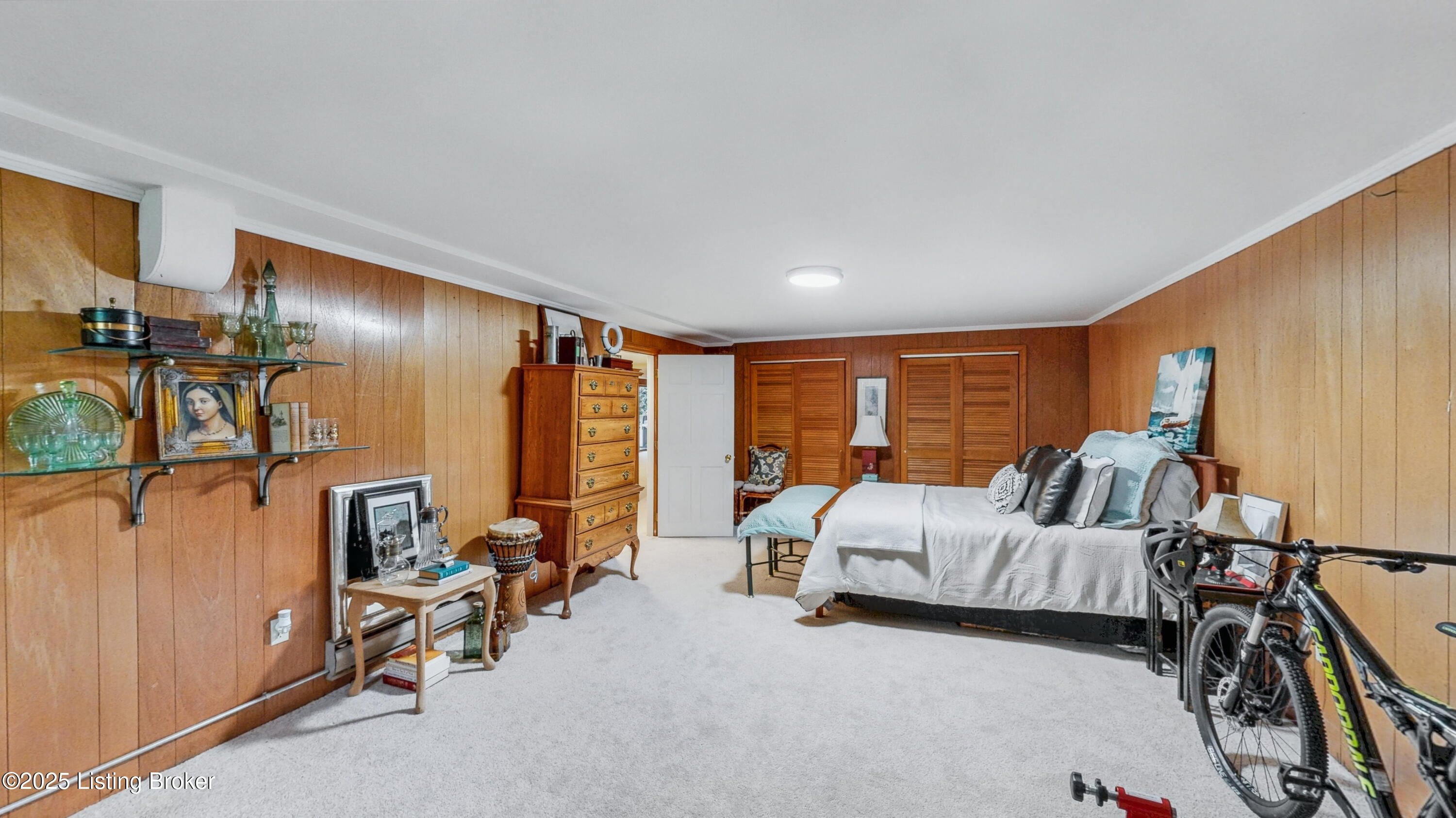 1521 Thackeray Dr