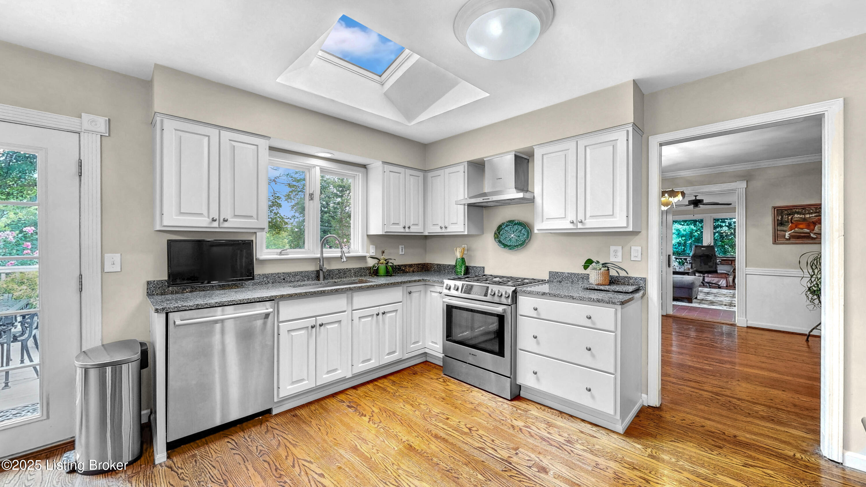 1521 Thackeray Dr
