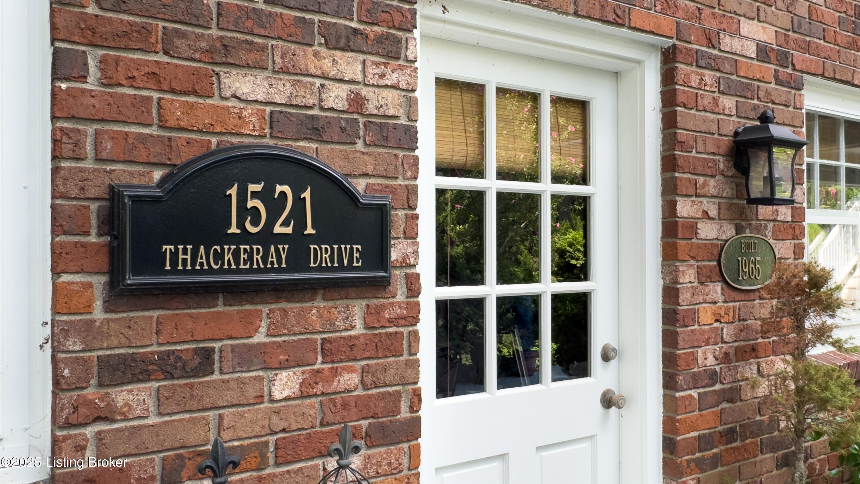 1521 Thackeray Dr