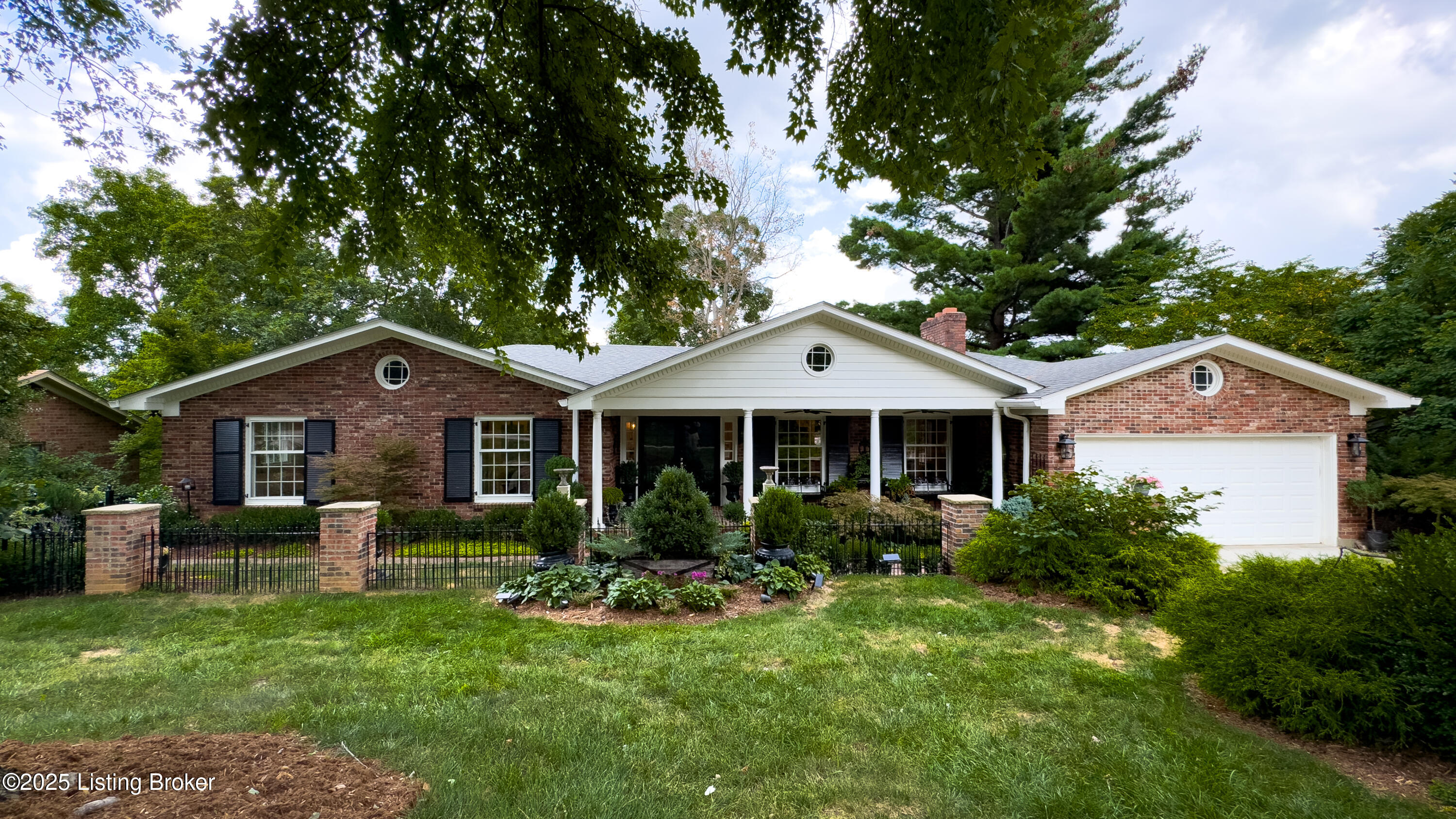 1521 Thackeray Dr