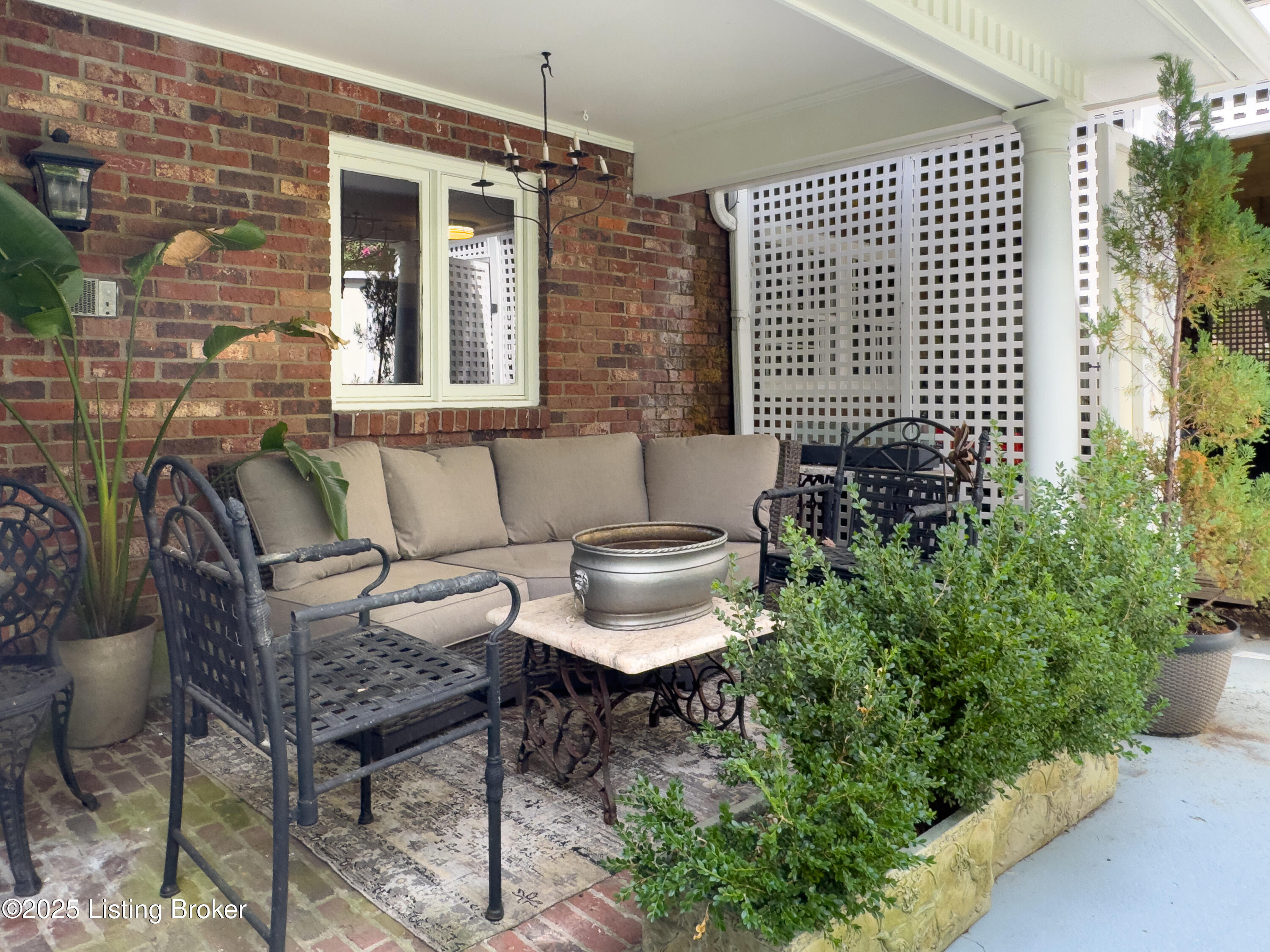 1521 Thackeray Dr