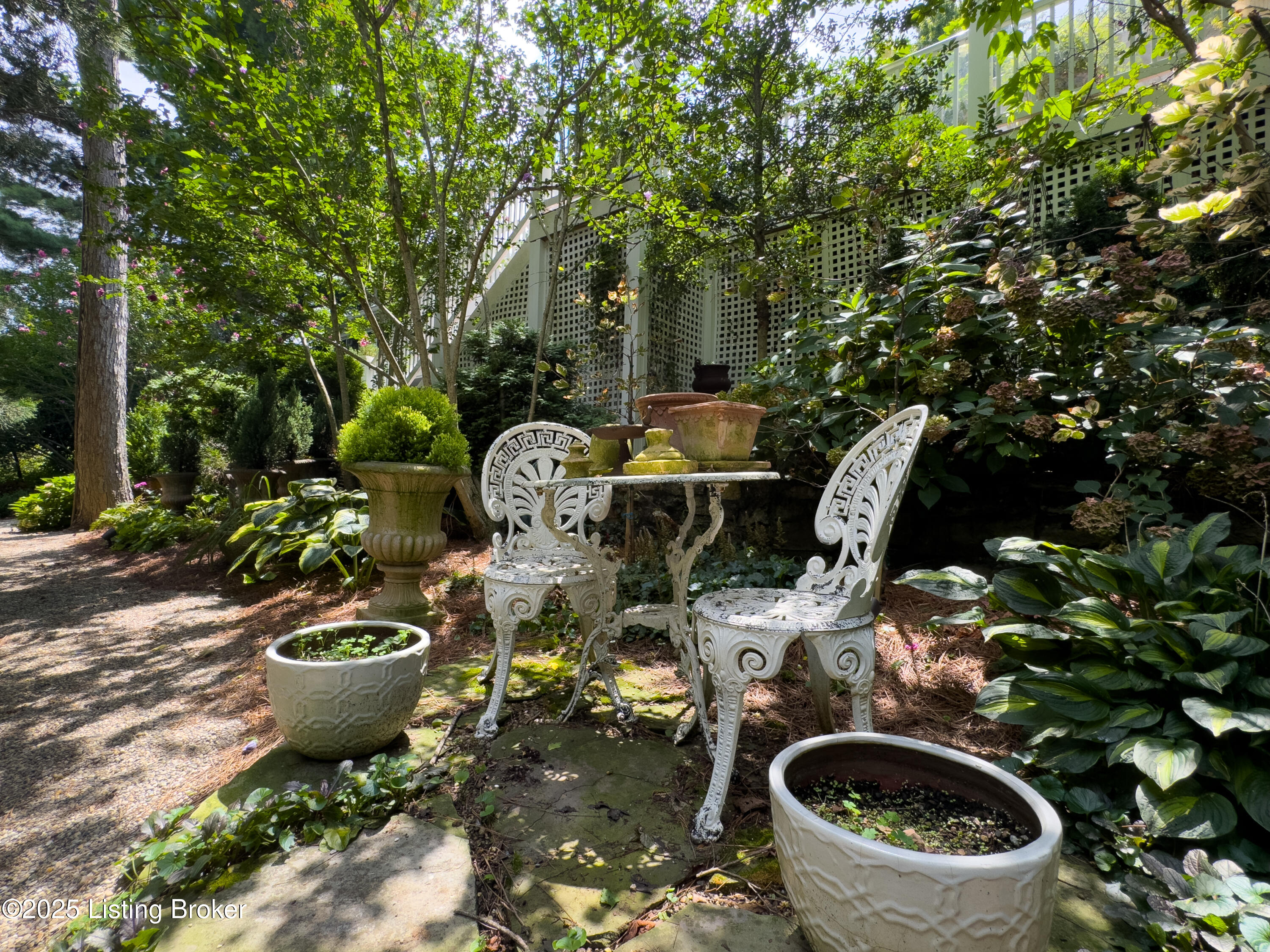 1521 Thackeray Dr