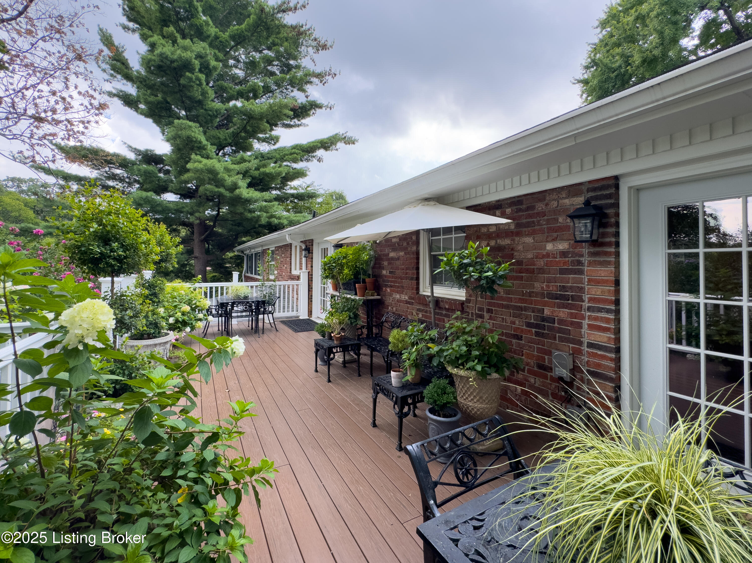 1521 Thackeray Dr
