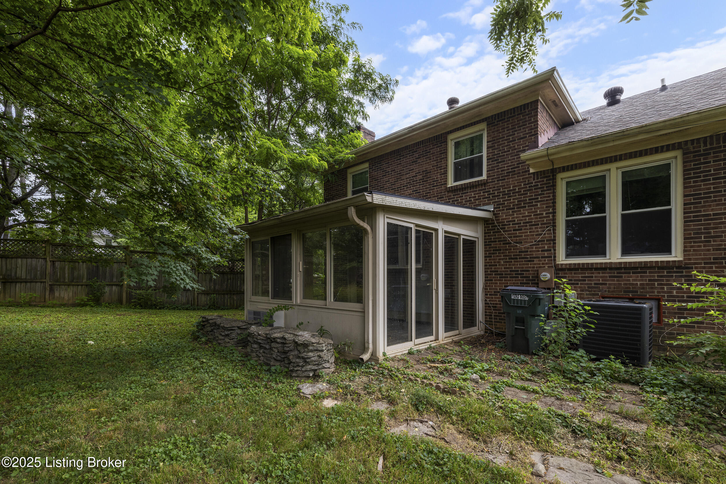 1102 Woodcroft Ct