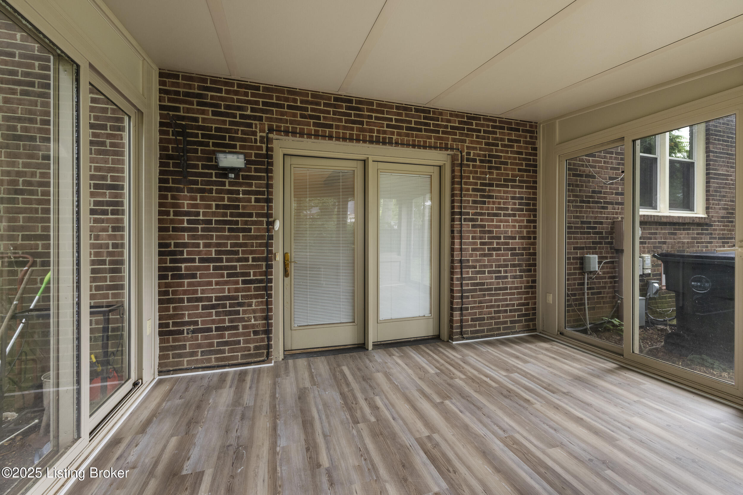 1102 Woodcroft Ct