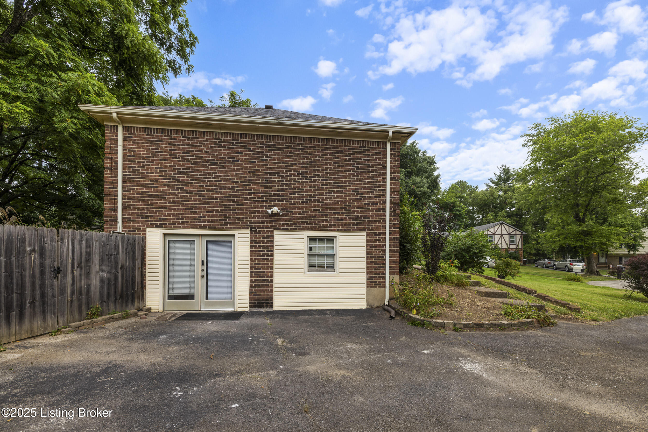 1102 Woodcroft Ct