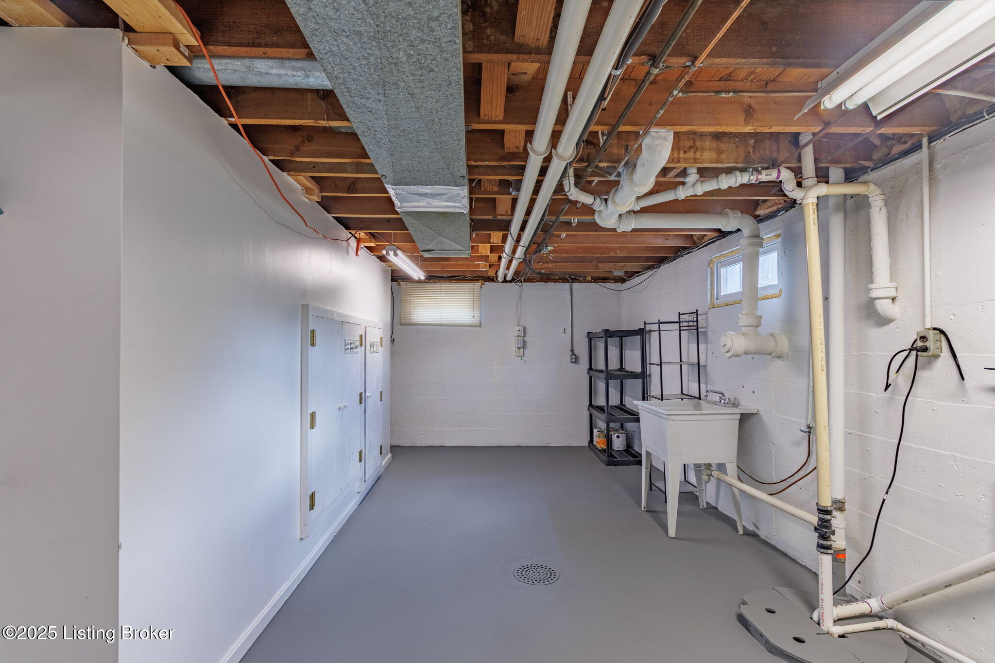 8008 Columbine Dr