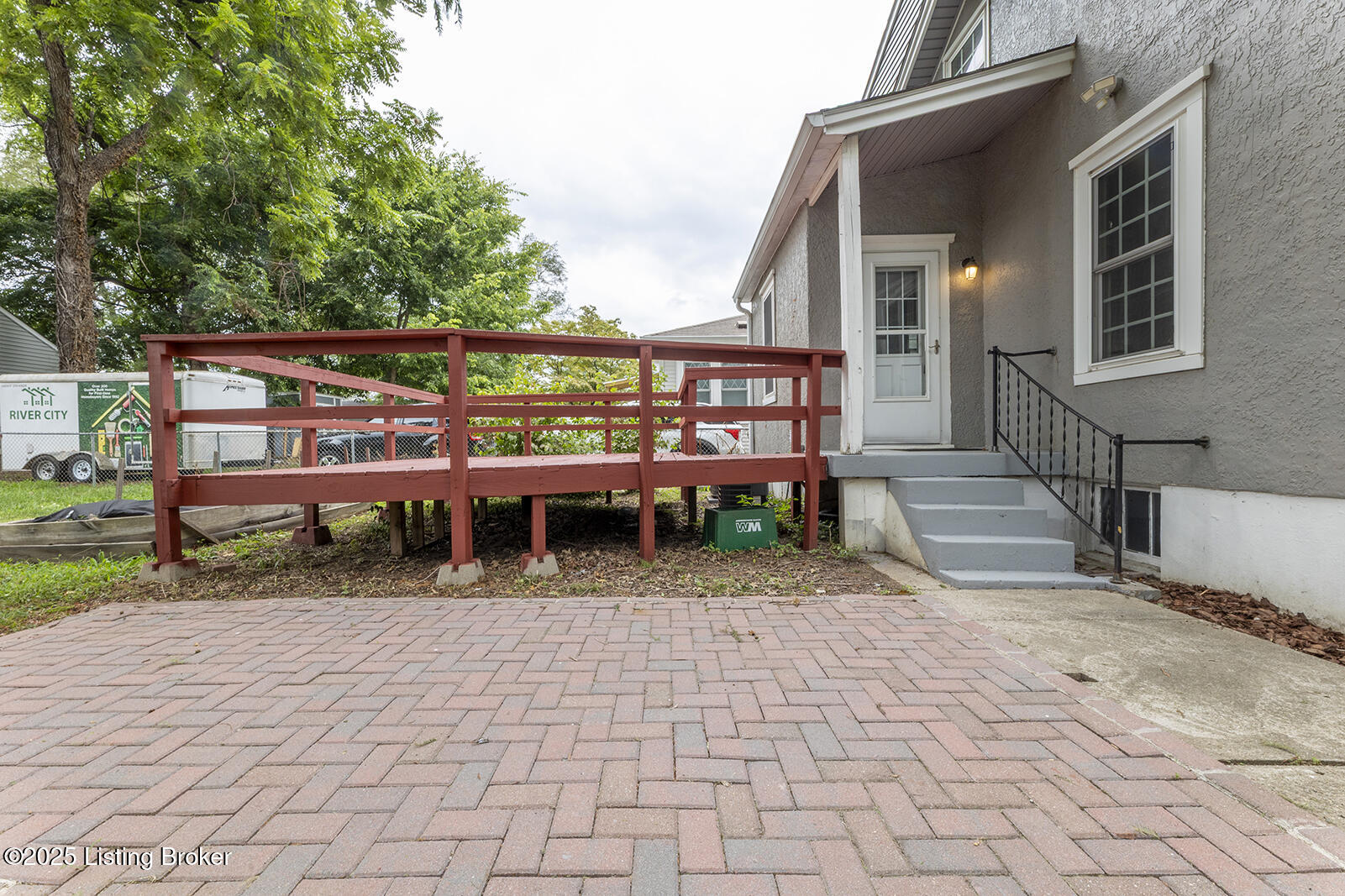 837 Parkway Dr