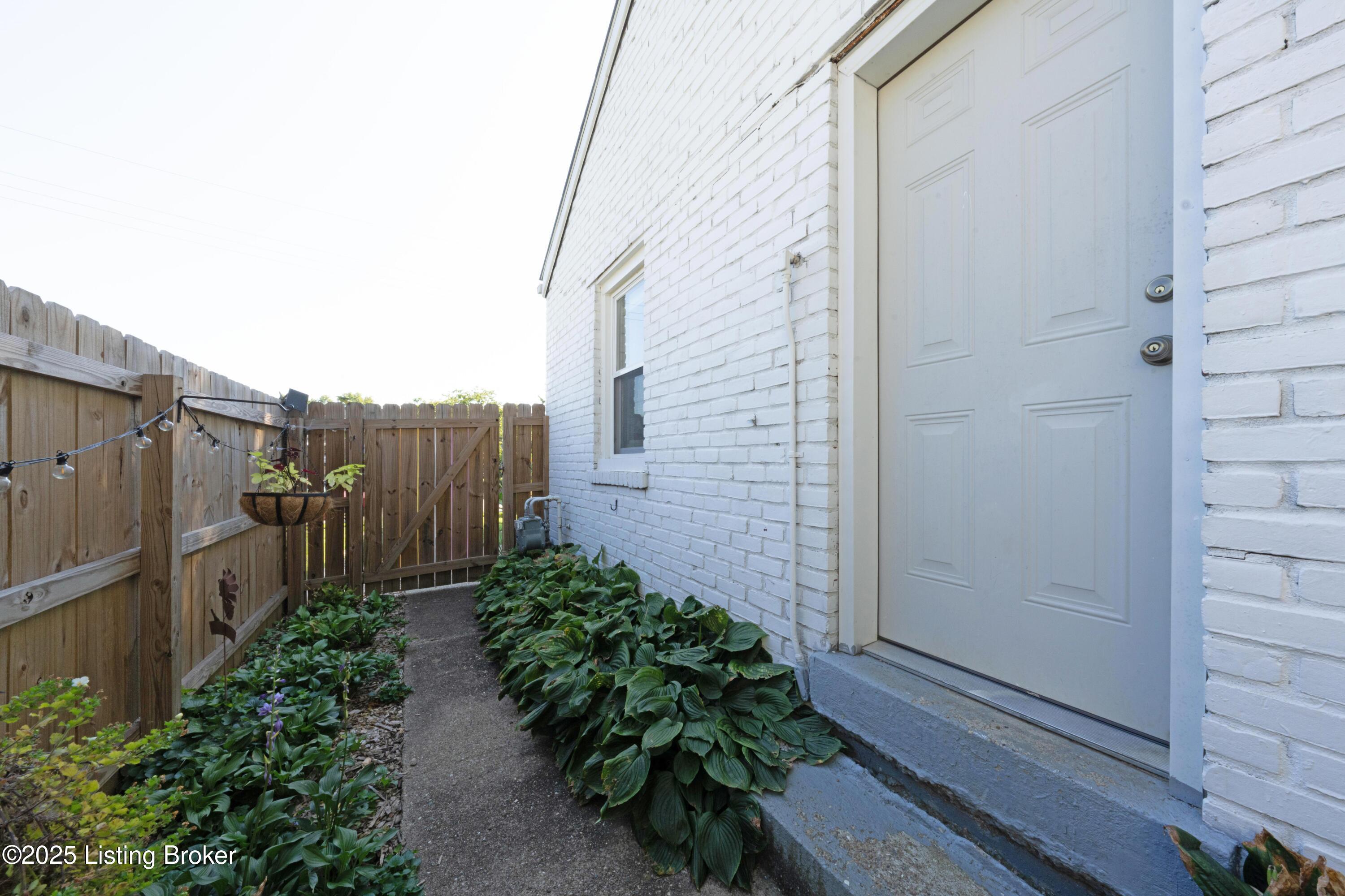 1234 Fischer Ave