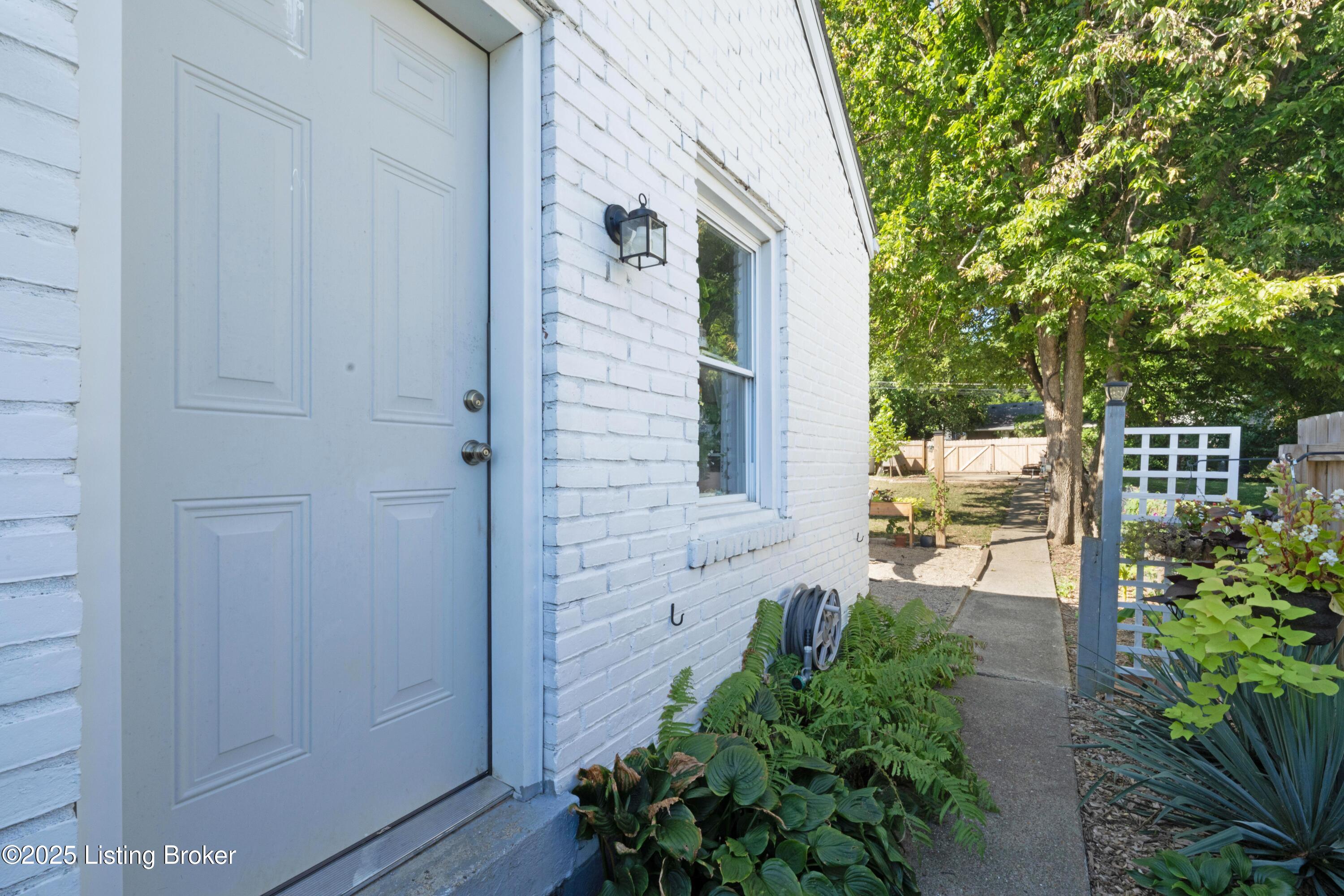 1234 Fischer Ave