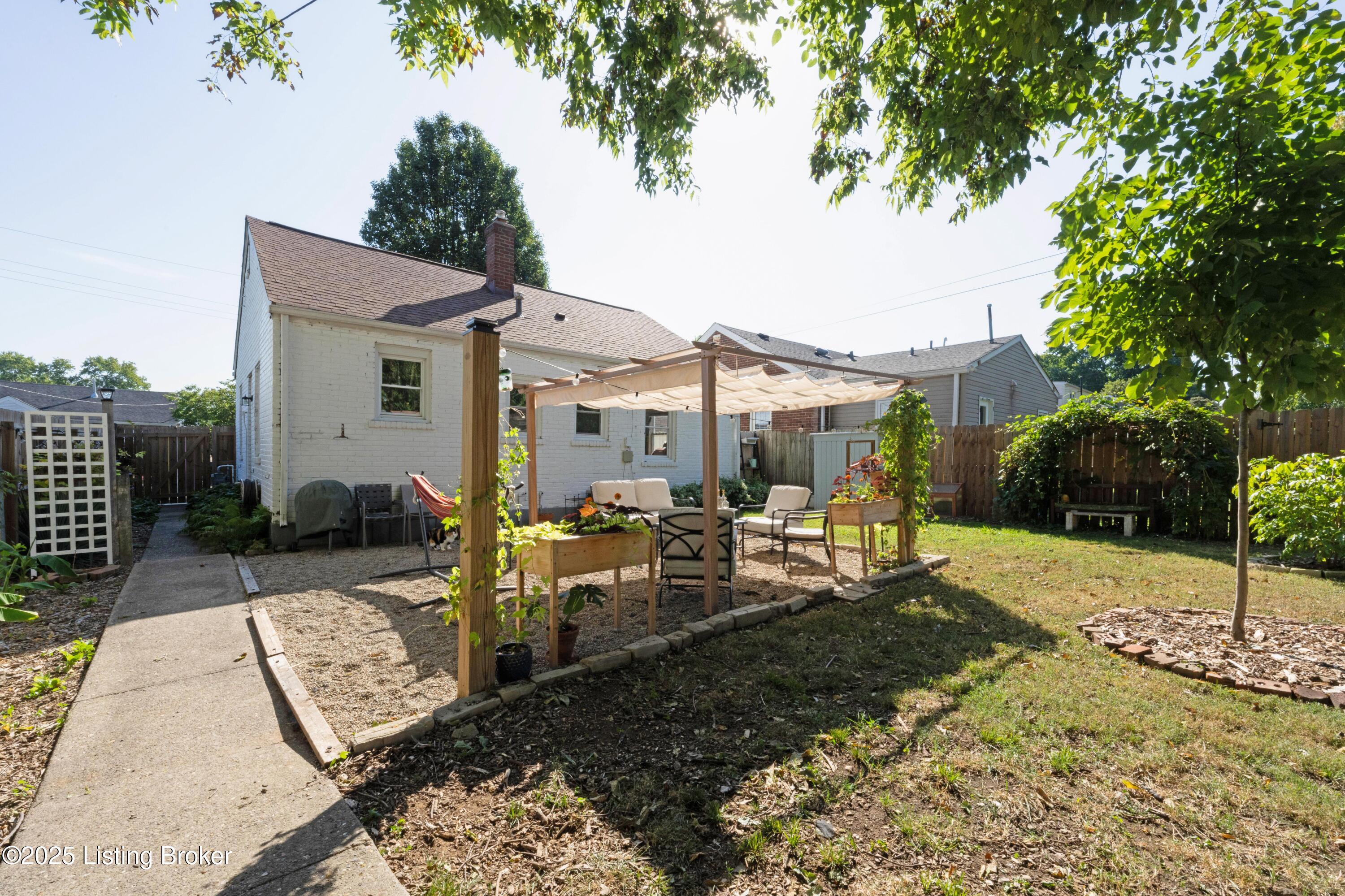 1234 Fischer Ave