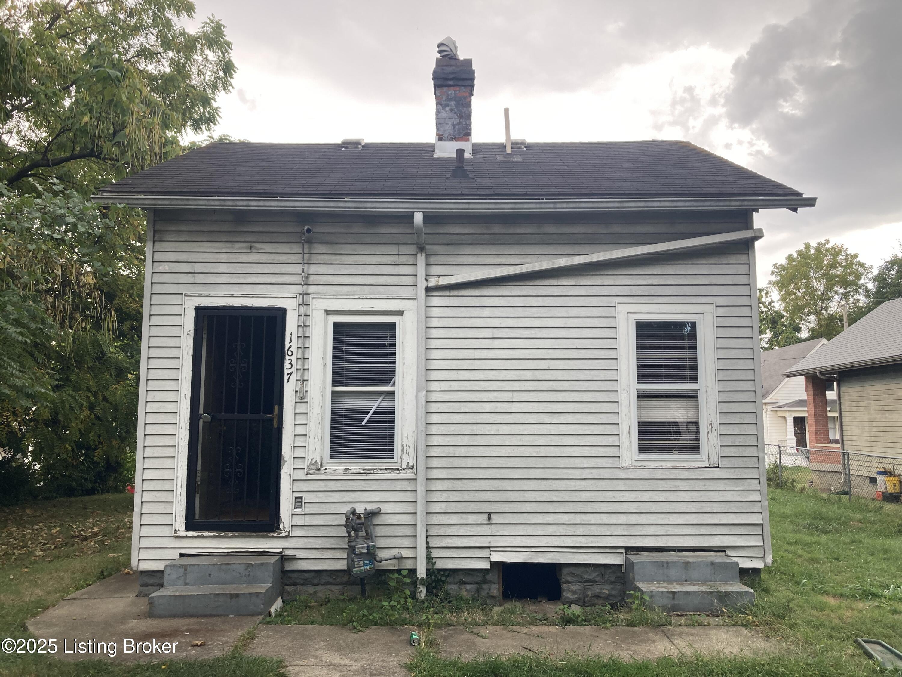 1637 W Oak St