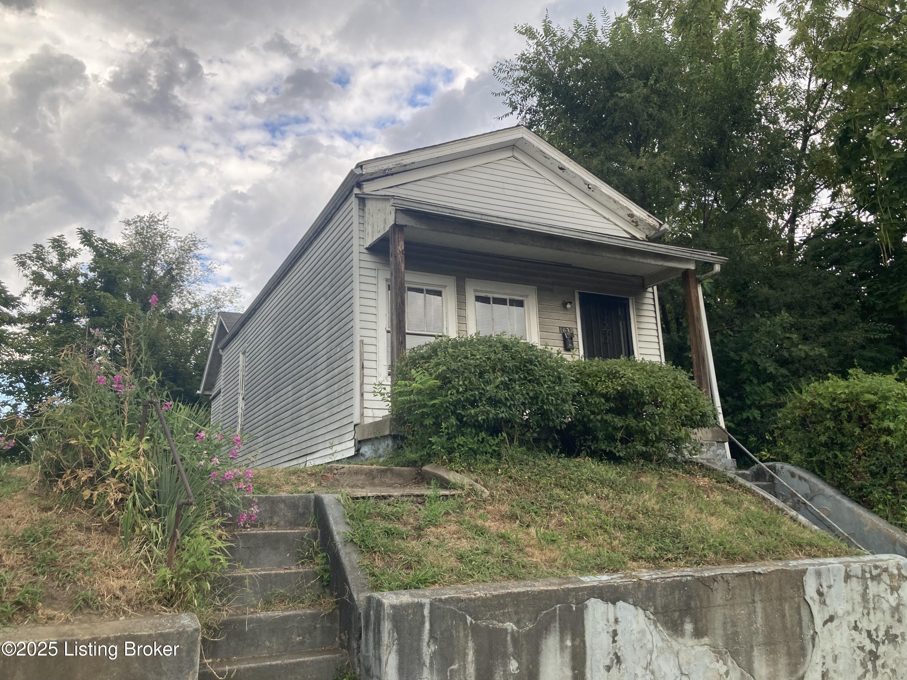 1637 W Oak St