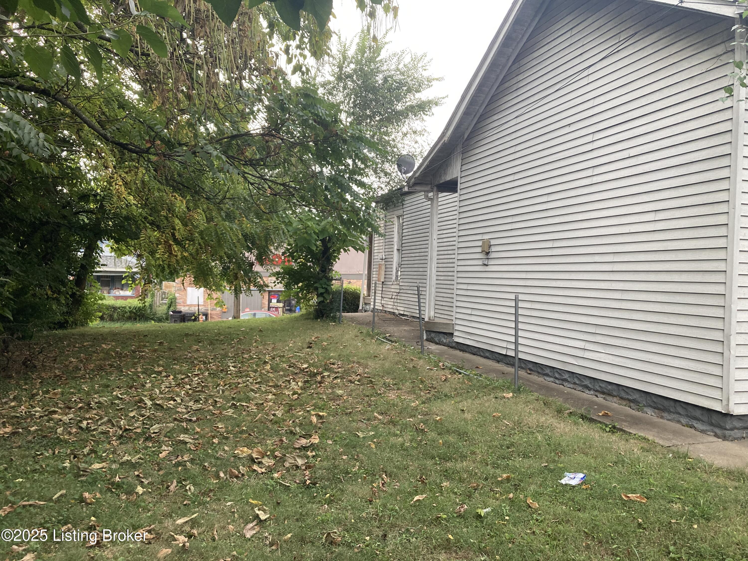 1637 W Oak St
