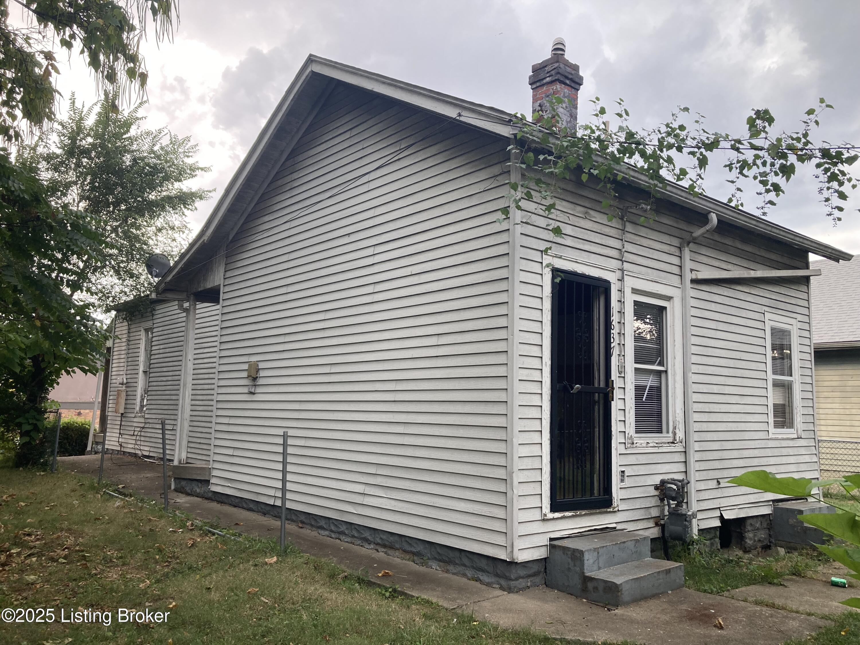 1637 W Oak St