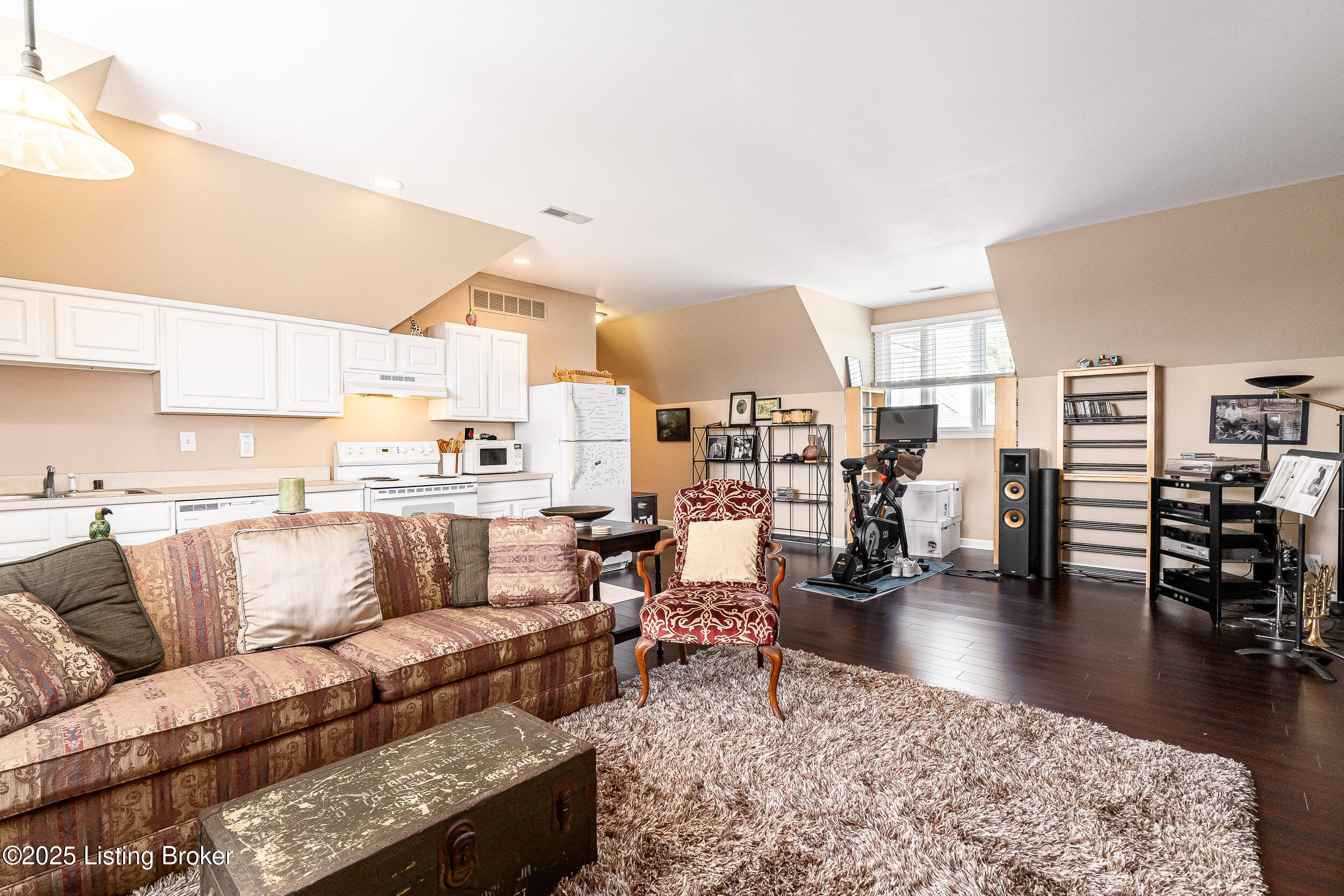 1084 Majestic Oaks Way