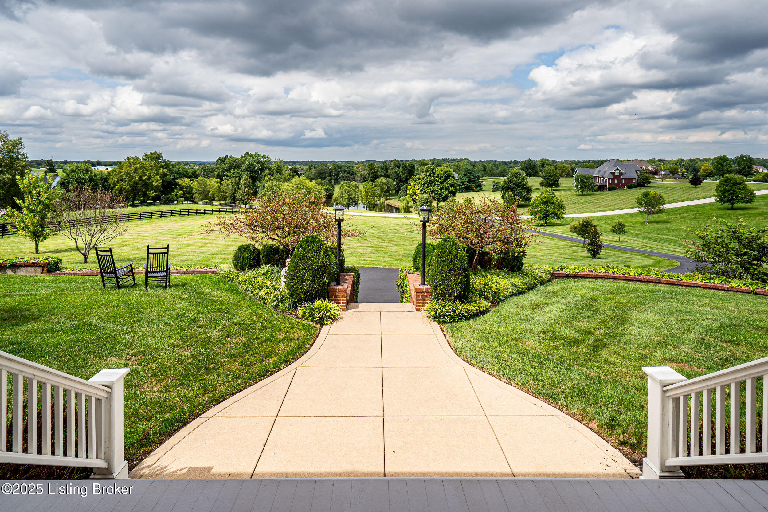 1084 Majestic Oaks Way