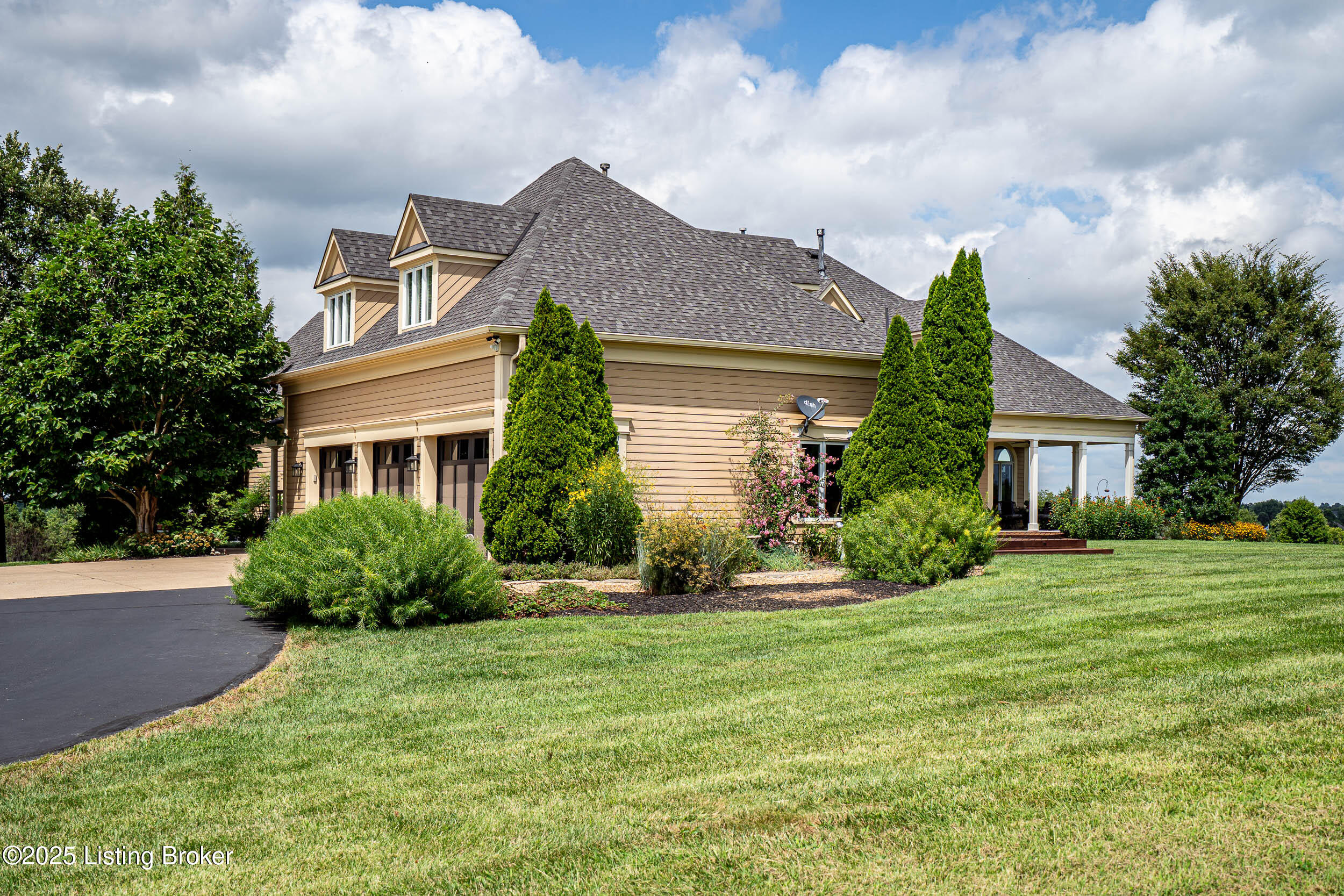 1084 Majestic Oaks Way