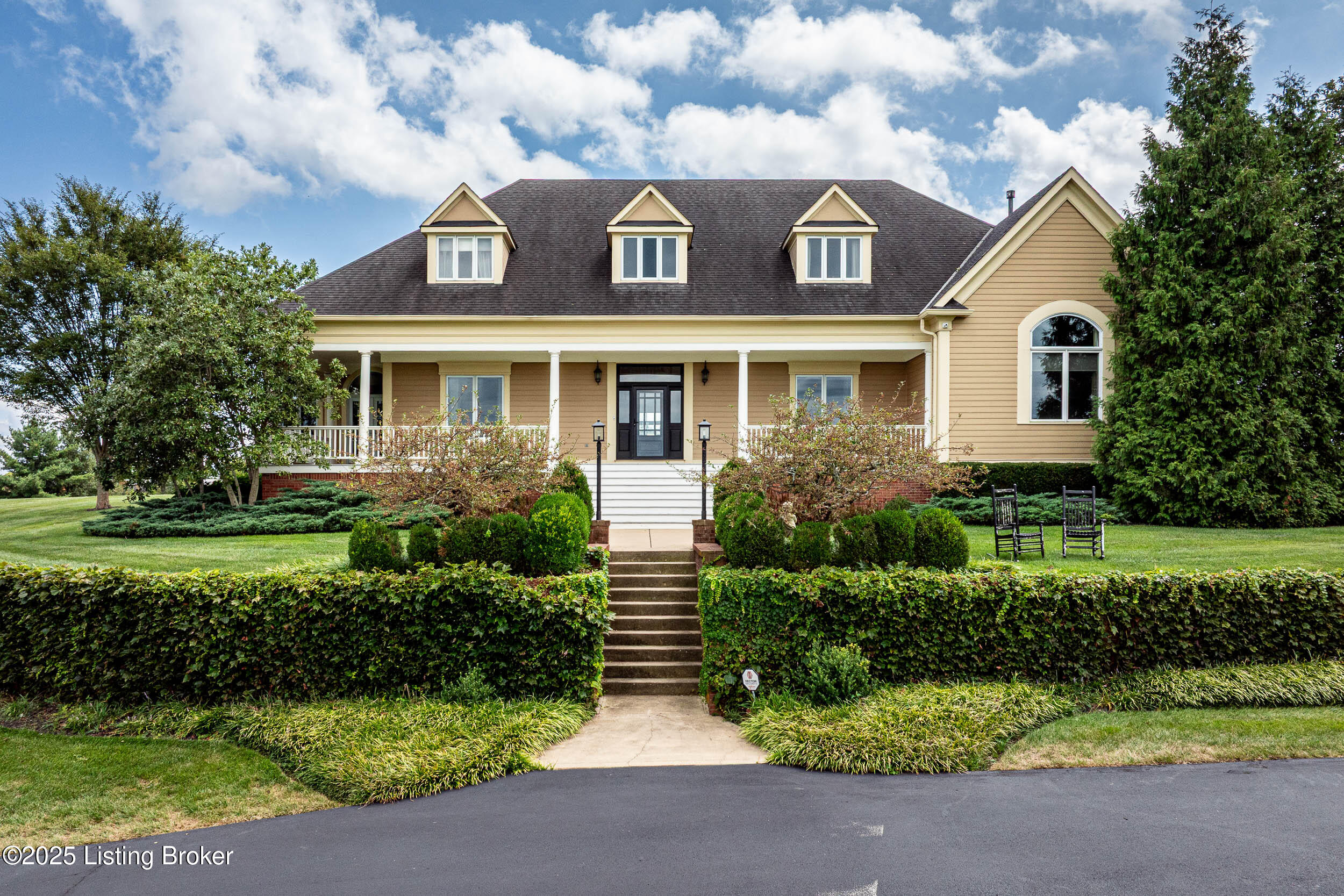 1084 Majestic Oaks Way