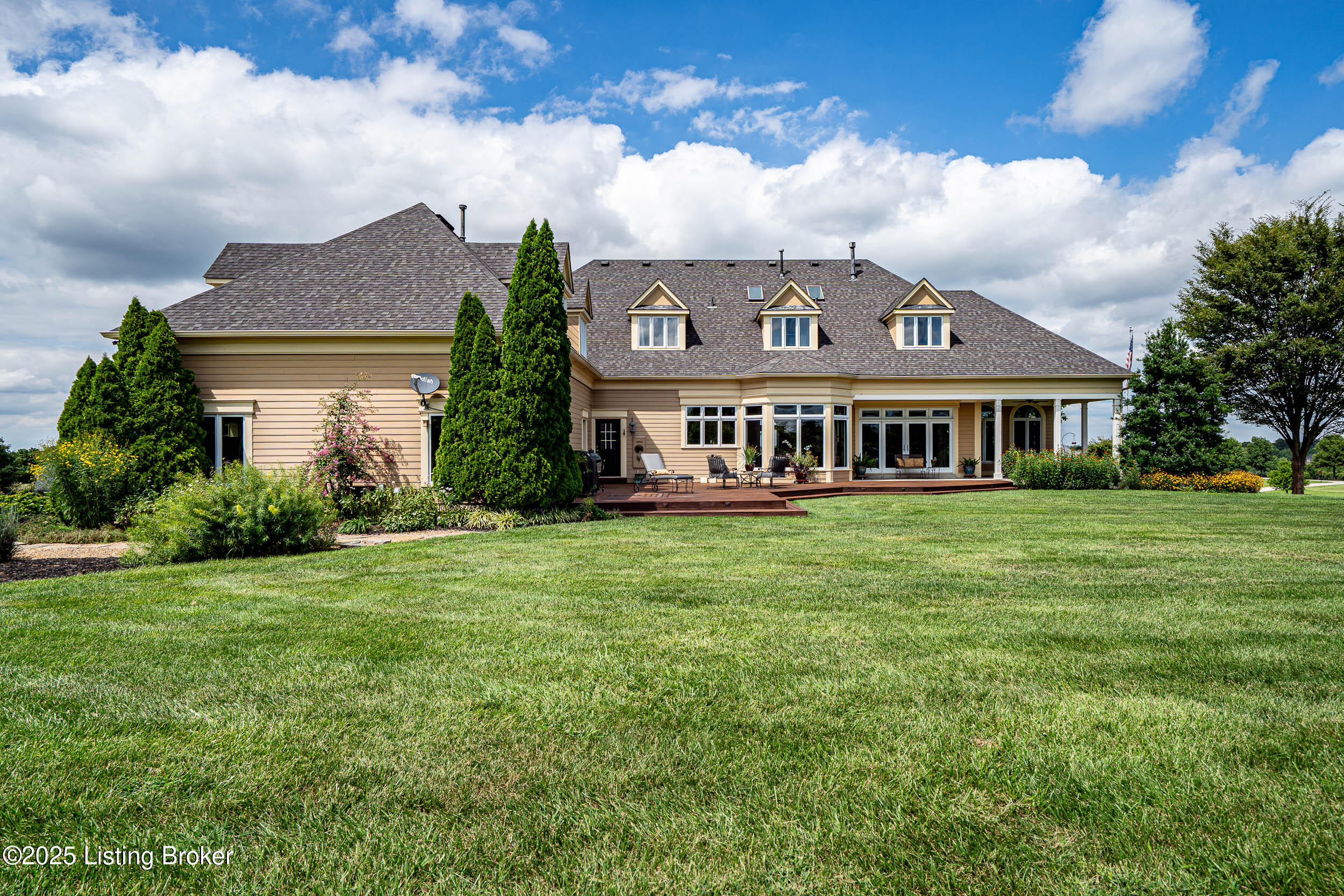 1084 Majestic Oaks Way