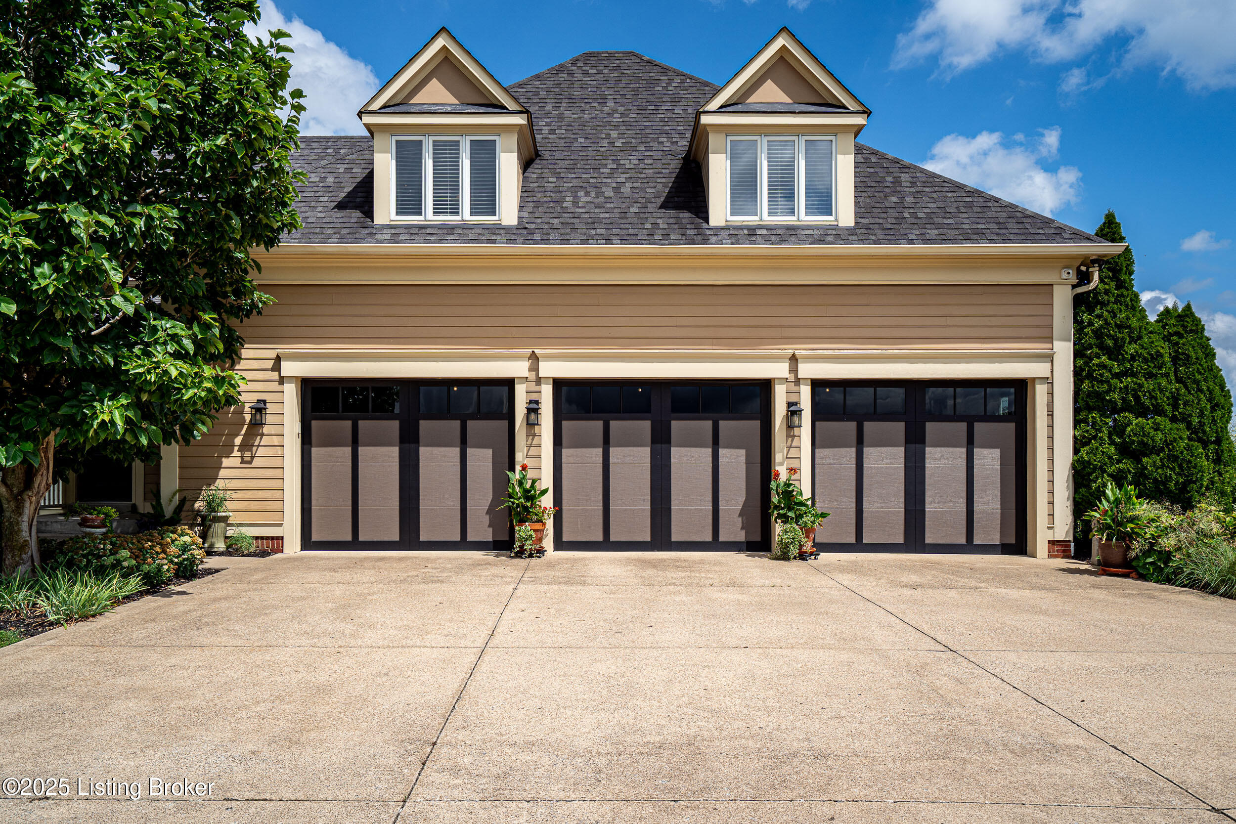 1084 Majestic Oaks Way