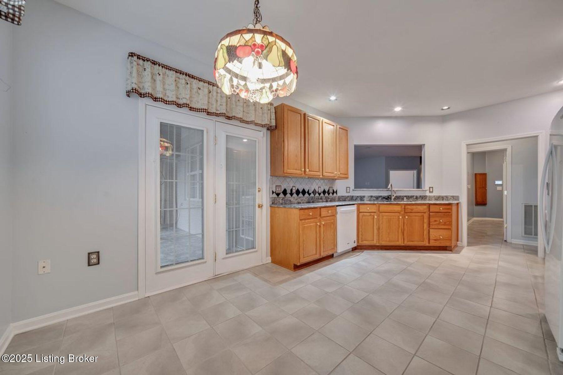 5003 Caerlson Ln