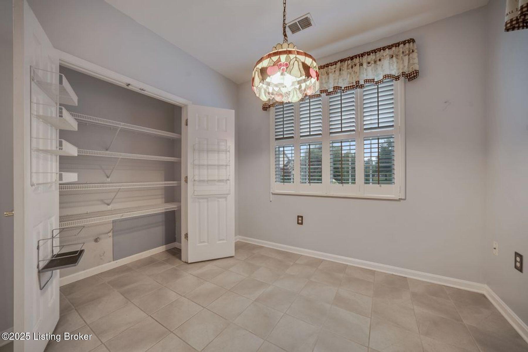 5003 Caerlson Ln